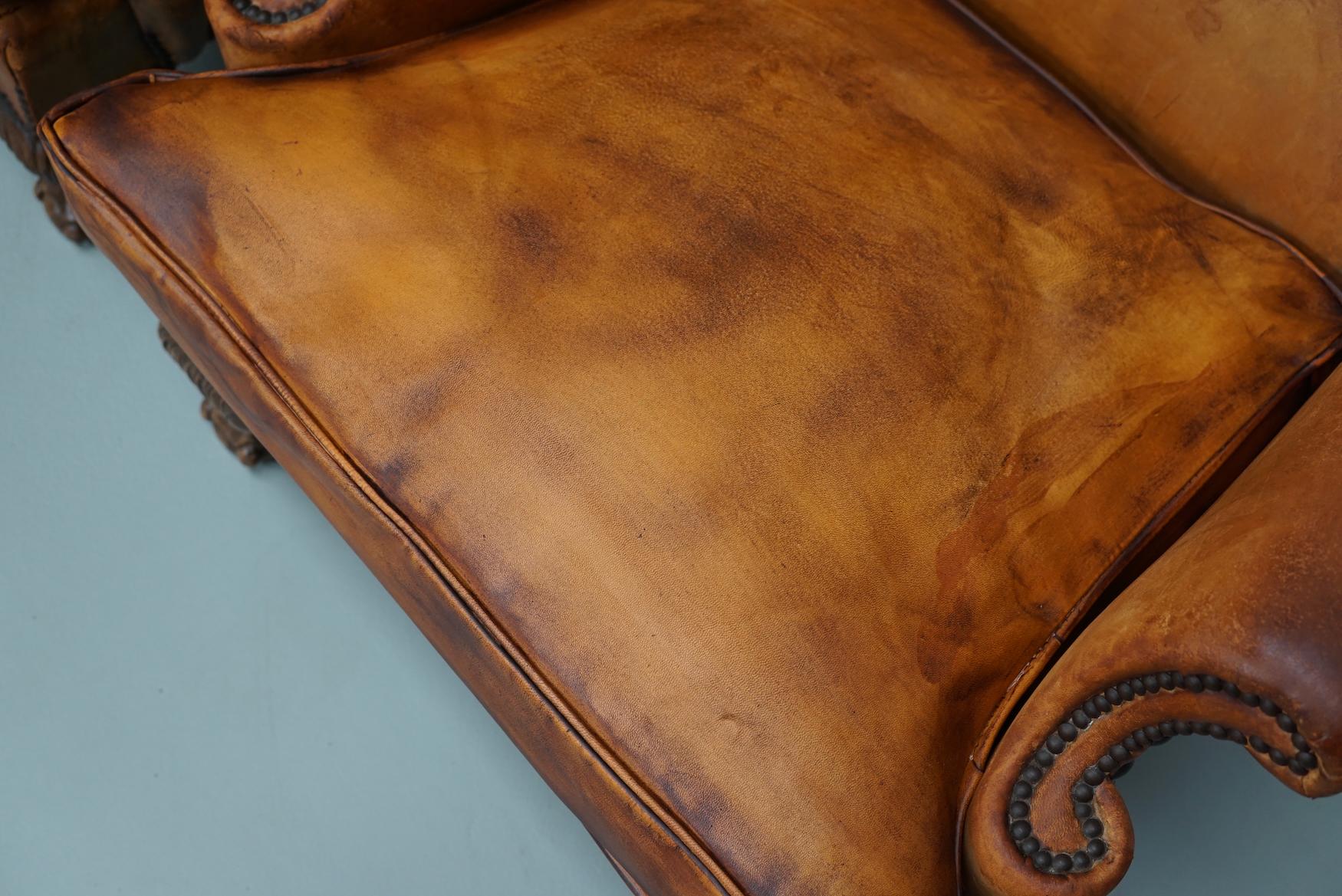 20ième siècle Paire de fauteuils club en cuir cognac patiné à dossier de type hollandais en vente