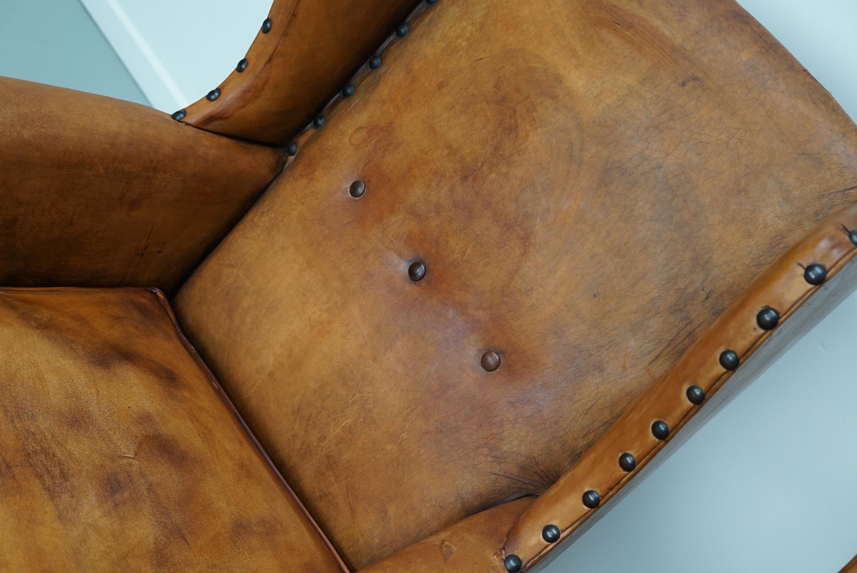 Paire de fauteuils club en cuir cognac patiné à dossier de type hollandais en vente 1