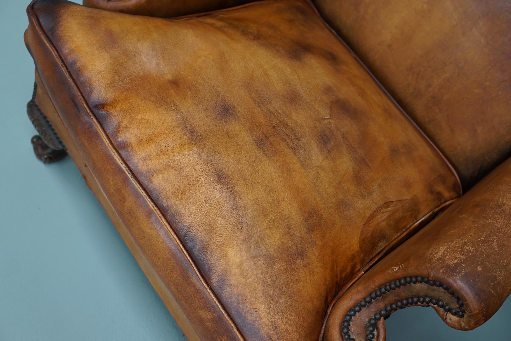 Paire de fauteuils club en cuir cognac patiné à dossier de type hollandais en vente 2