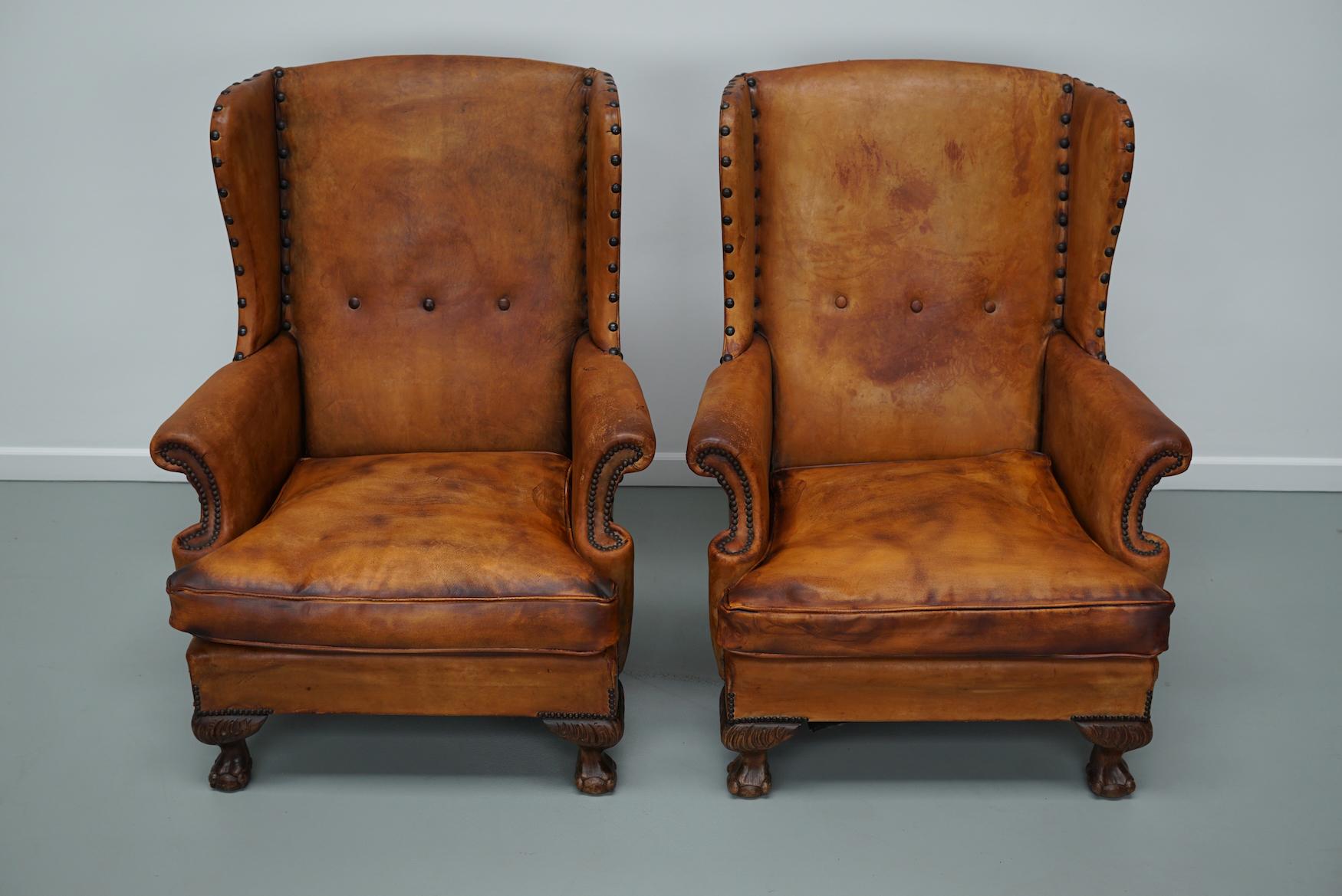 Paire de fauteuils club en cuir cognac patiné à dossier de type hollandais en vente 3