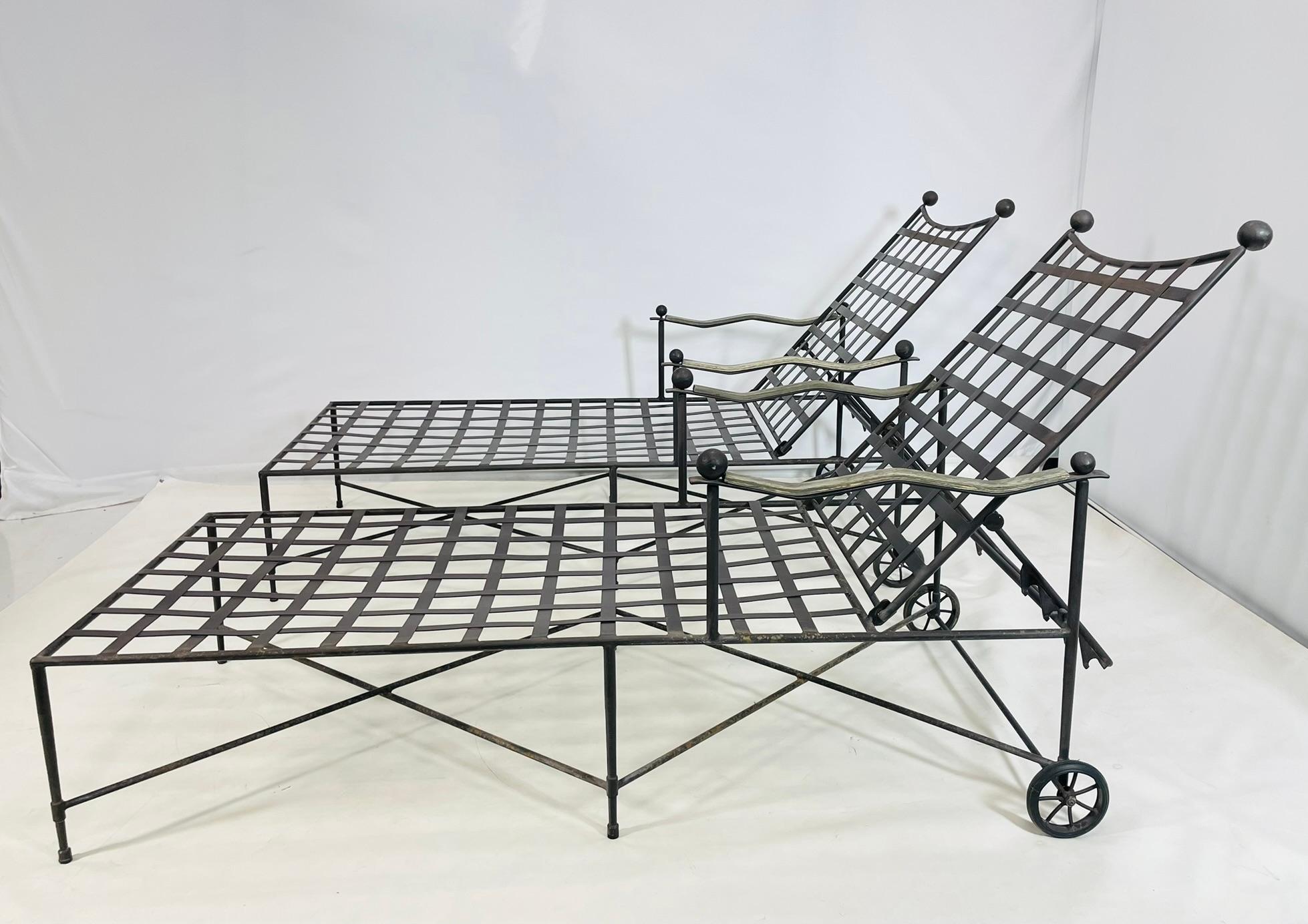 Mid-Century moderno Coppia di chaise longue in ferro patinato di Mario Papperzini per Salterini in vendita