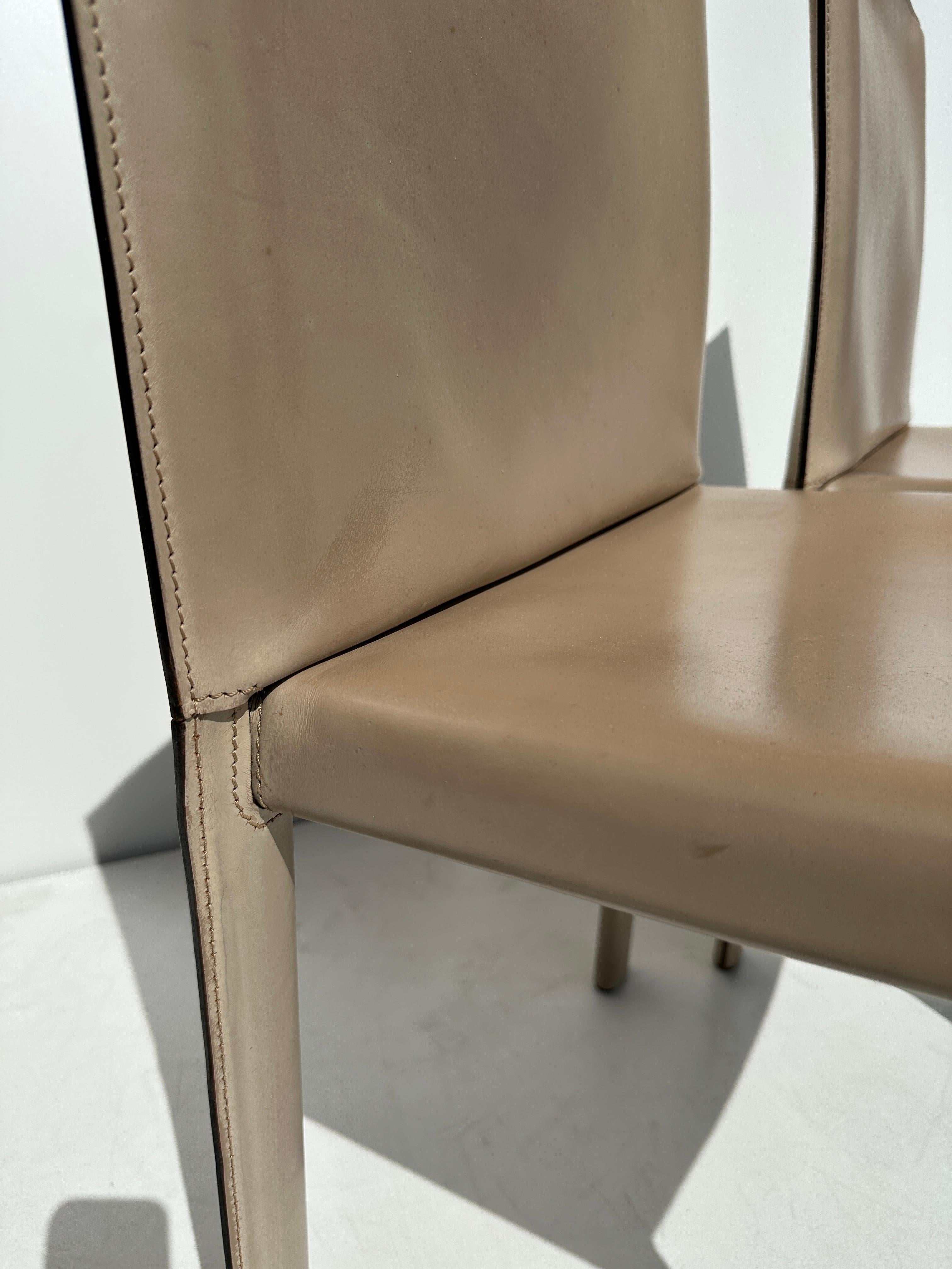 Paire de chaises d'appoint en cuir patiné d'Enrico Pellizzoni Bon état - En vente à North Hollywood, CA