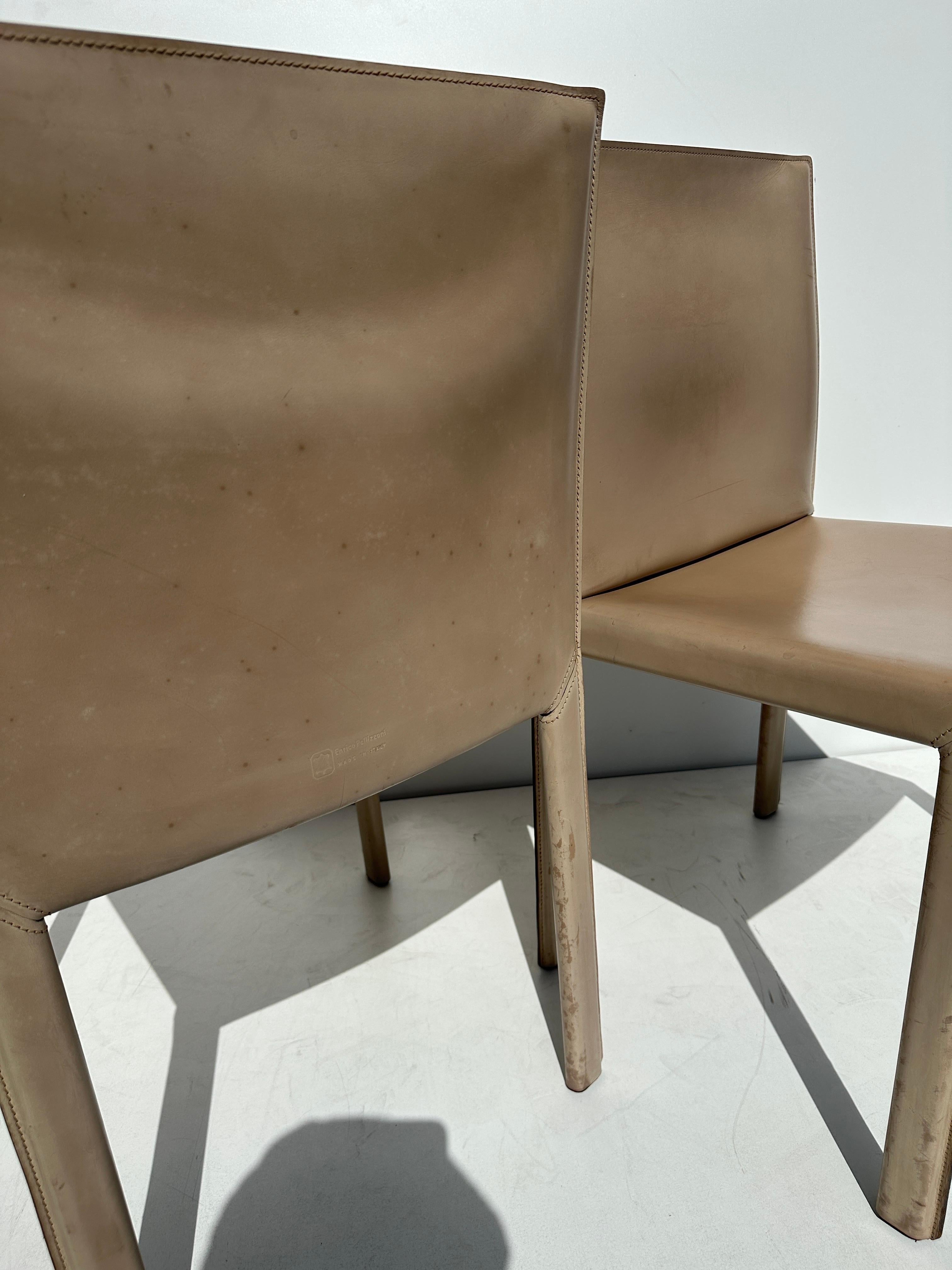 Paire de chaises d'appoint en cuir patiné d'Enrico Pellizzoni en vente 1