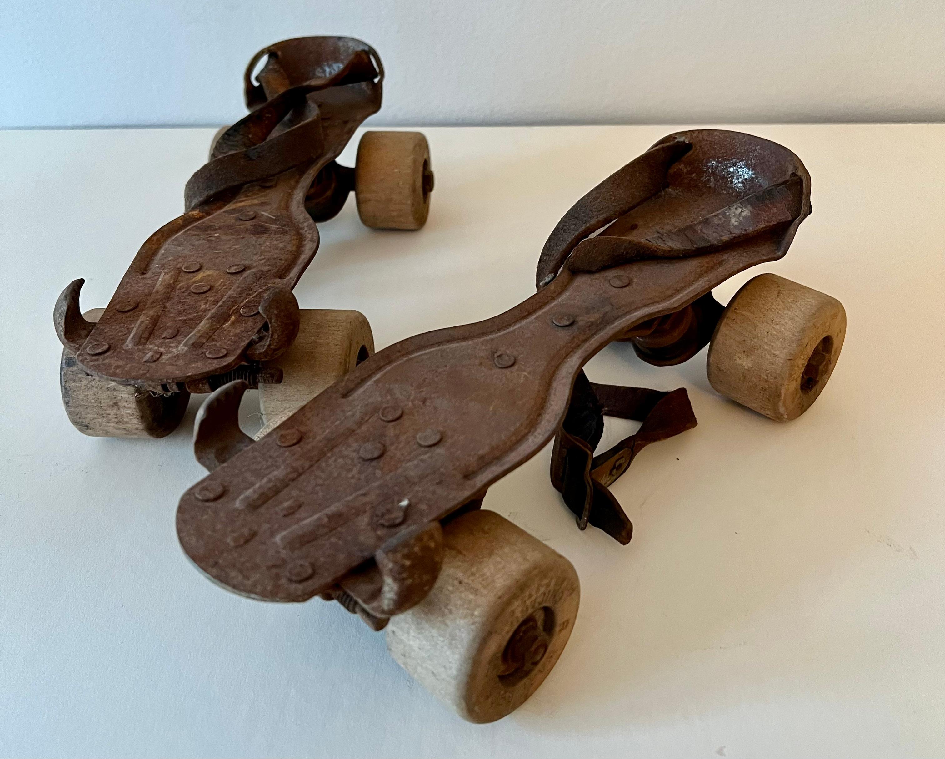 Paar Roller-Skates aus patiniertem Metall und Holz (20. Jahrhundert) im Angebot