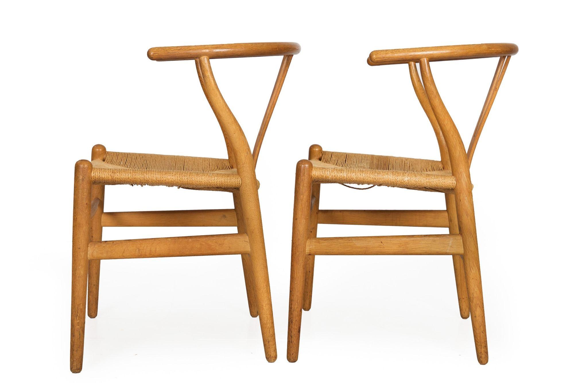 Mid-Century Modern Pair of Patinated Oak “Wishbone” Arm Chairs by Hans Wegner circa 1960s For Sale