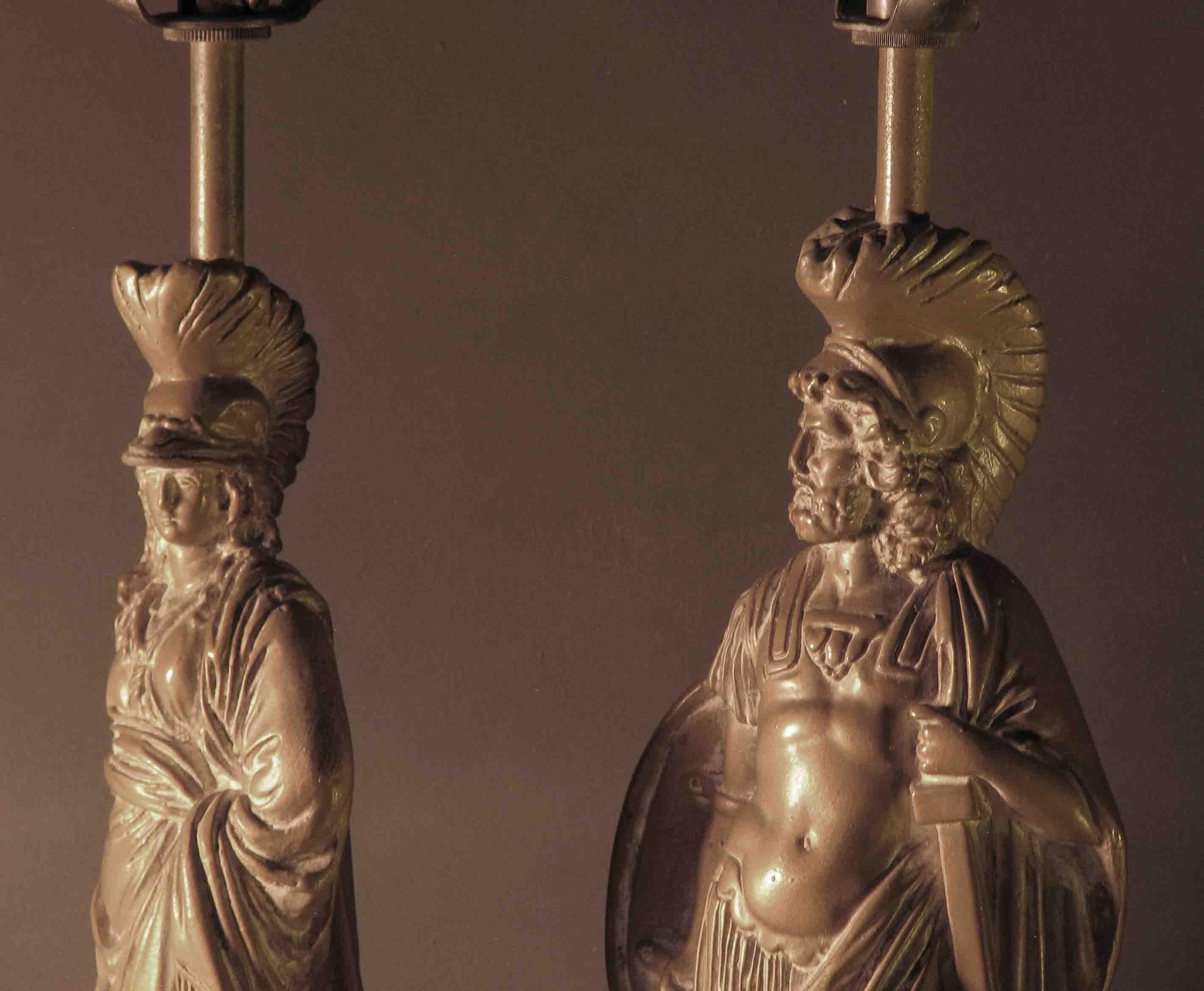 Neoklassizistische figurale Tischlampen aus patiniertem Gips von Sculptureline N.Y., Paar im Angebot 3