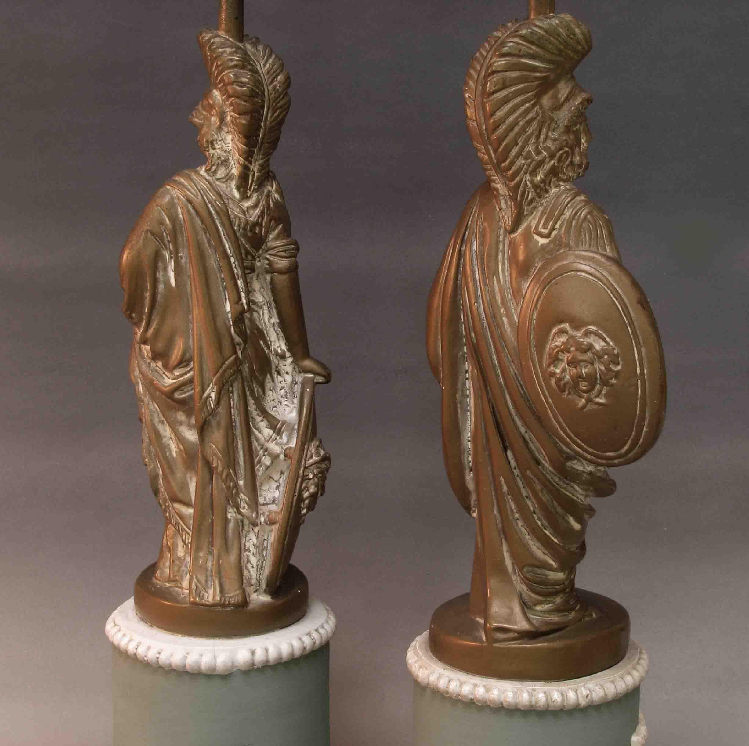 Neoklassizistische figurale Tischlampen aus patiniertem Gips von Sculptureline N.Y., Paar (Handgefertigt) im Angebot