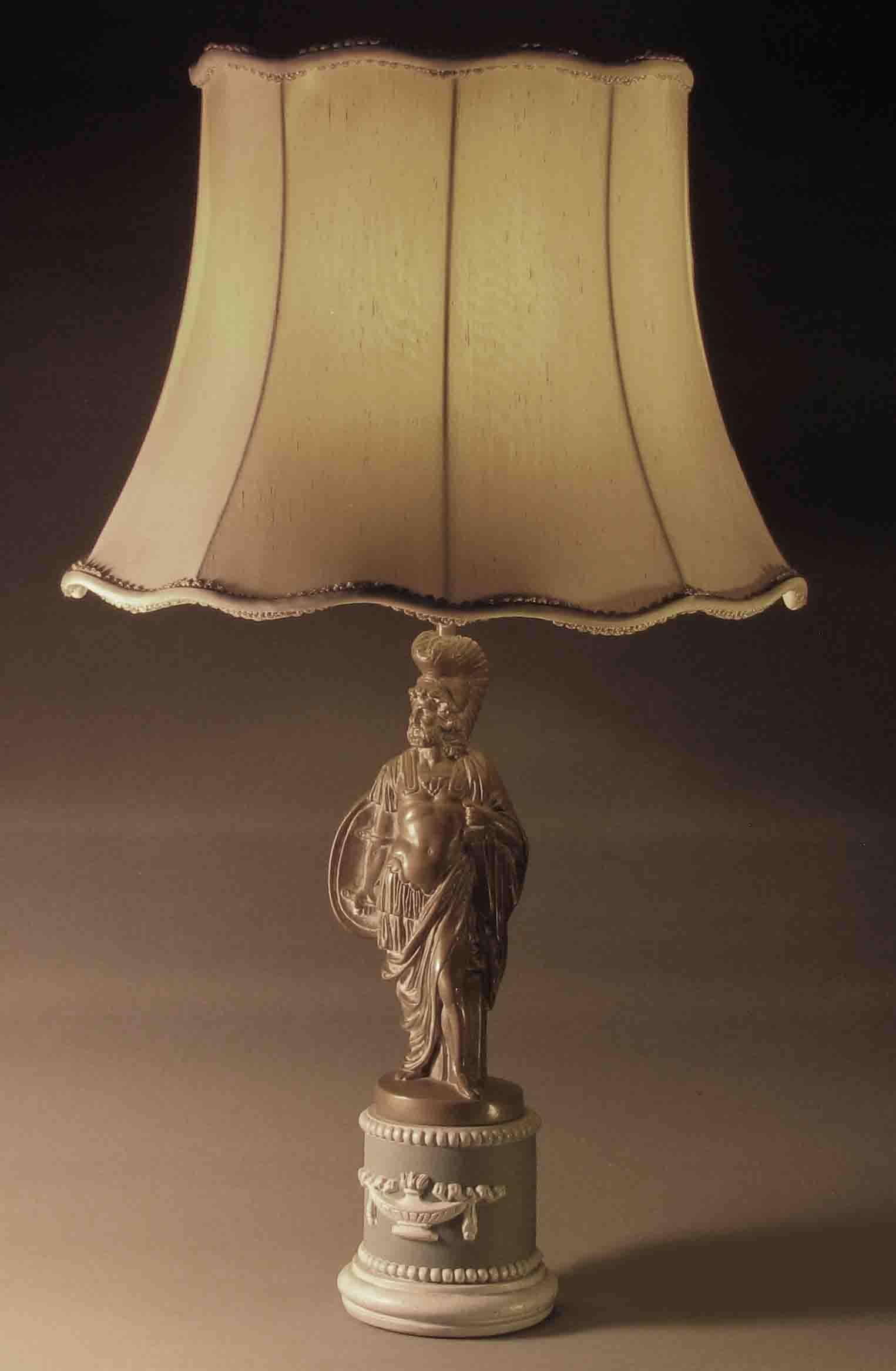 Neoklassizistische figurale Tischlampen aus patiniertem Gips von Sculptureline N.Y., Paar (20. Jahrhundert) im Angebot