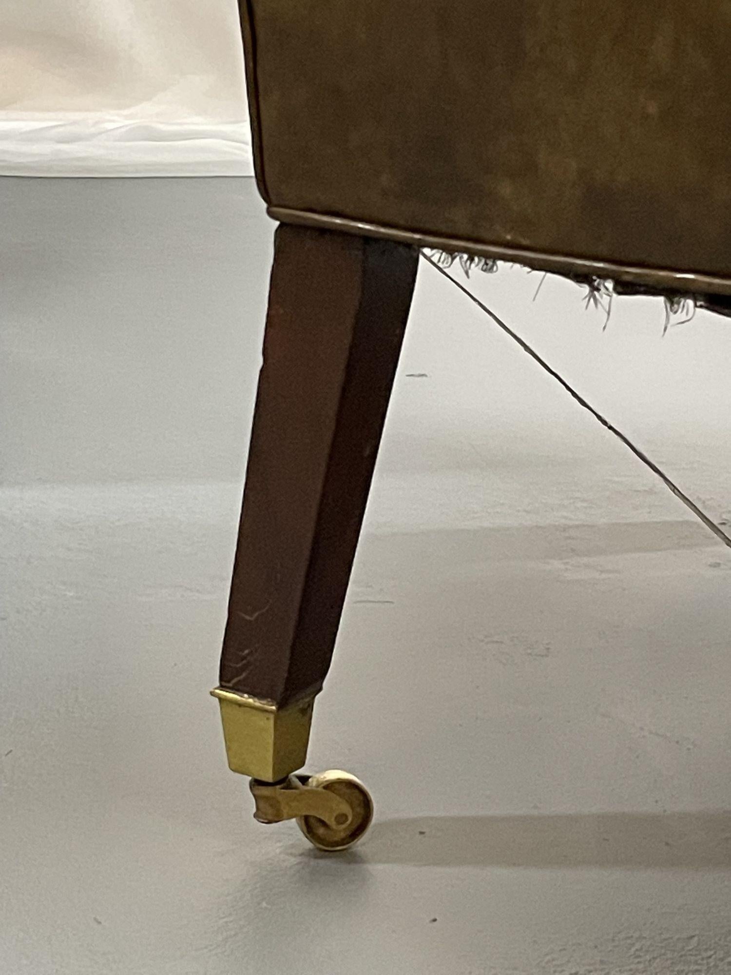 Paire de fauteuils de style Régence patinés et rembourrés en cuir, bronze en vente 4