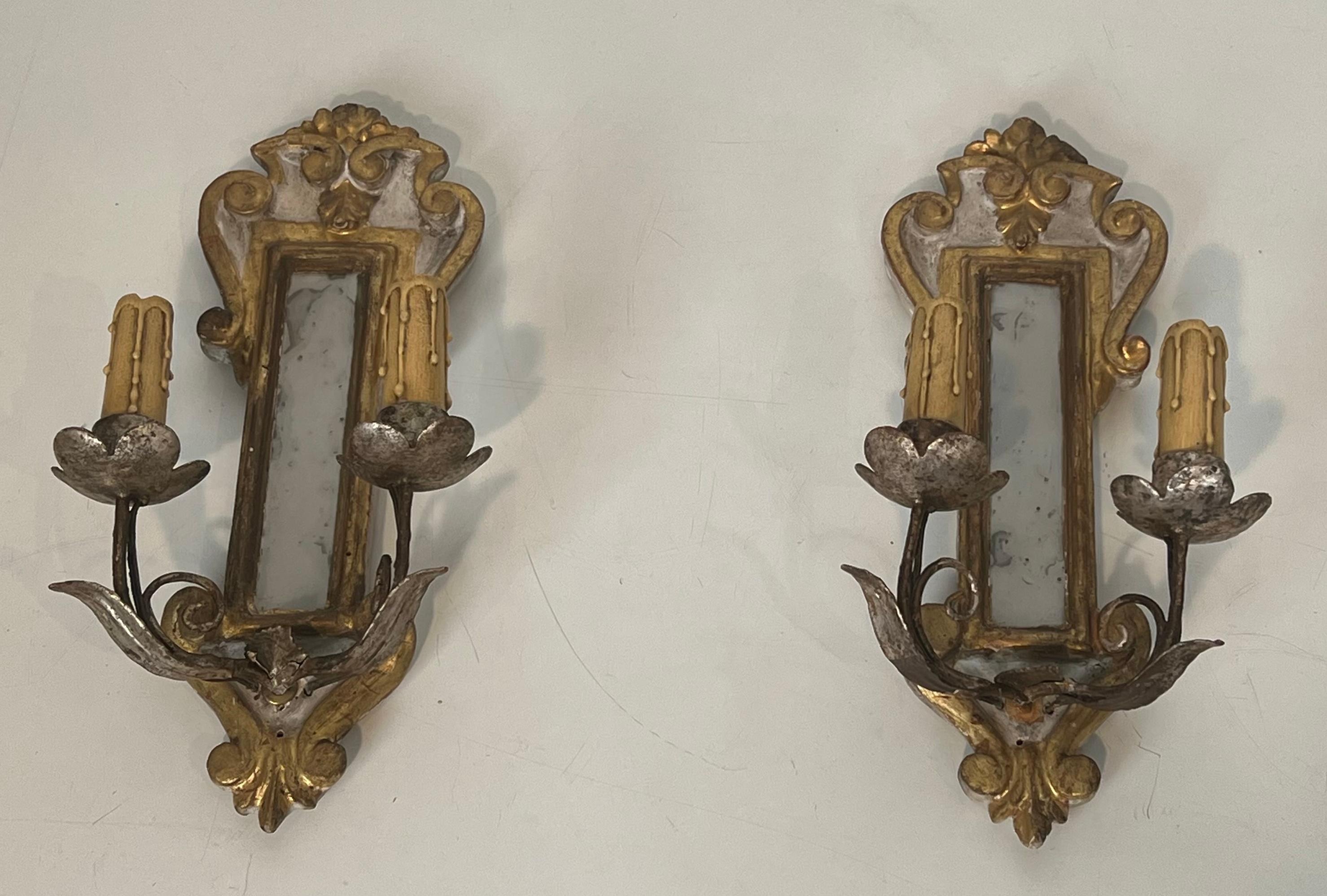 Pareja de apliques de madera tallada patinada, plateada y dorada con espejo en venta 3