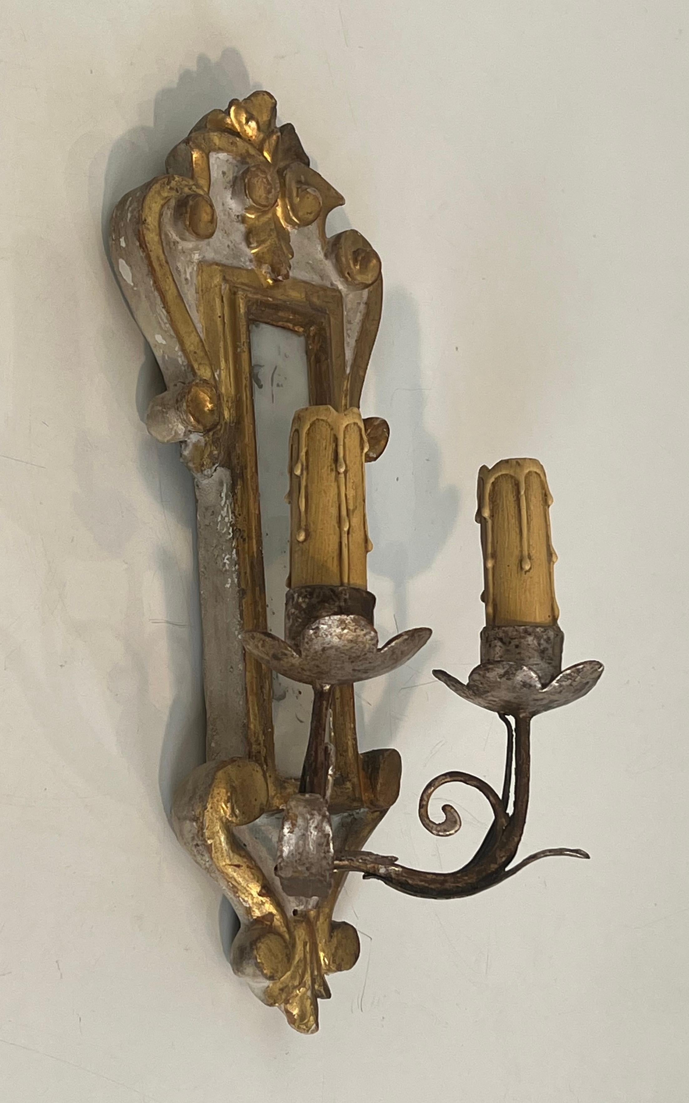 Pareja de apliques de madera tallada patinada, plateada y dorada con espejo en venta 5