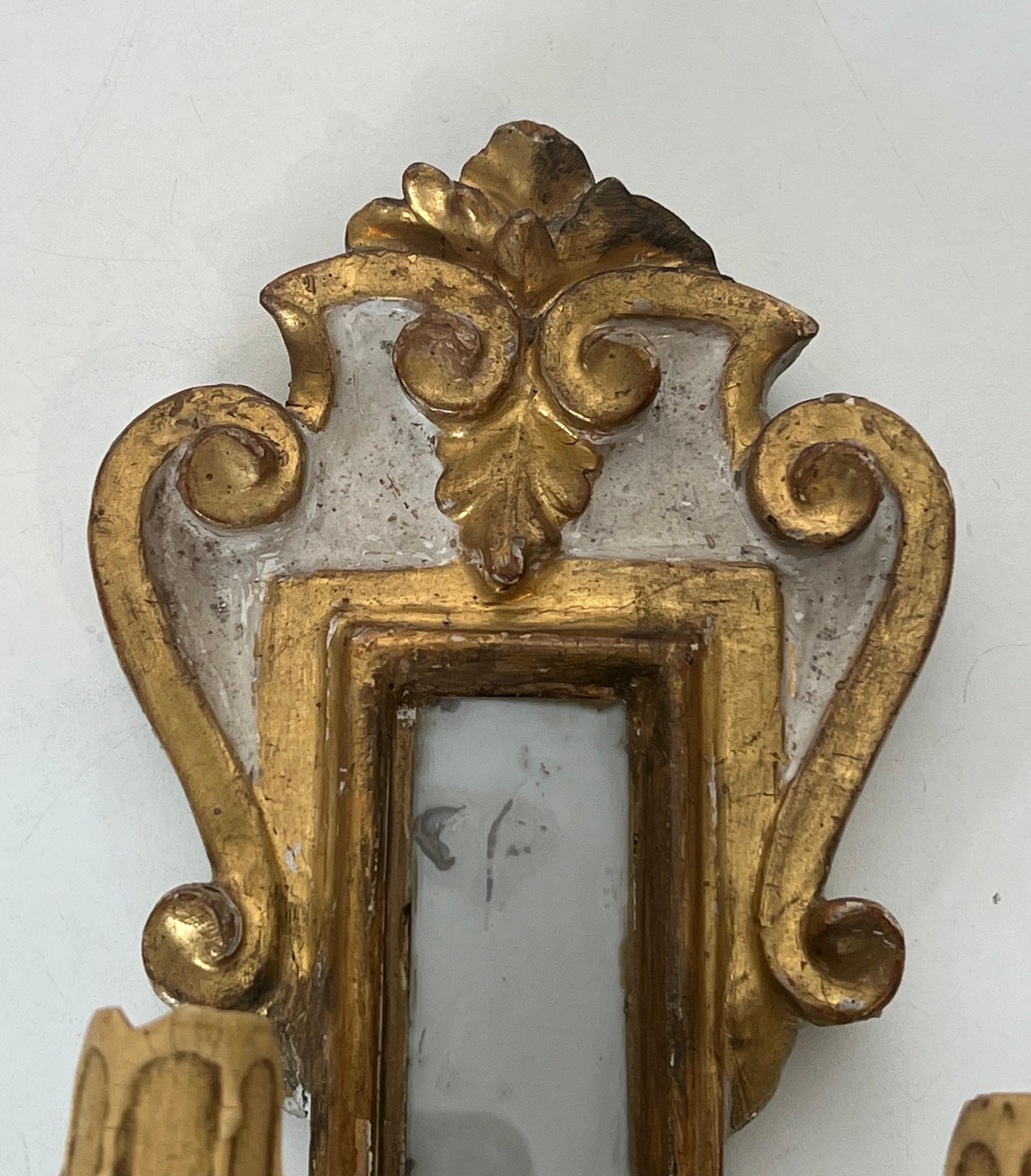 Pareja de apliques de madera tallada patinada, plateada y dorada con espejo en venta 6