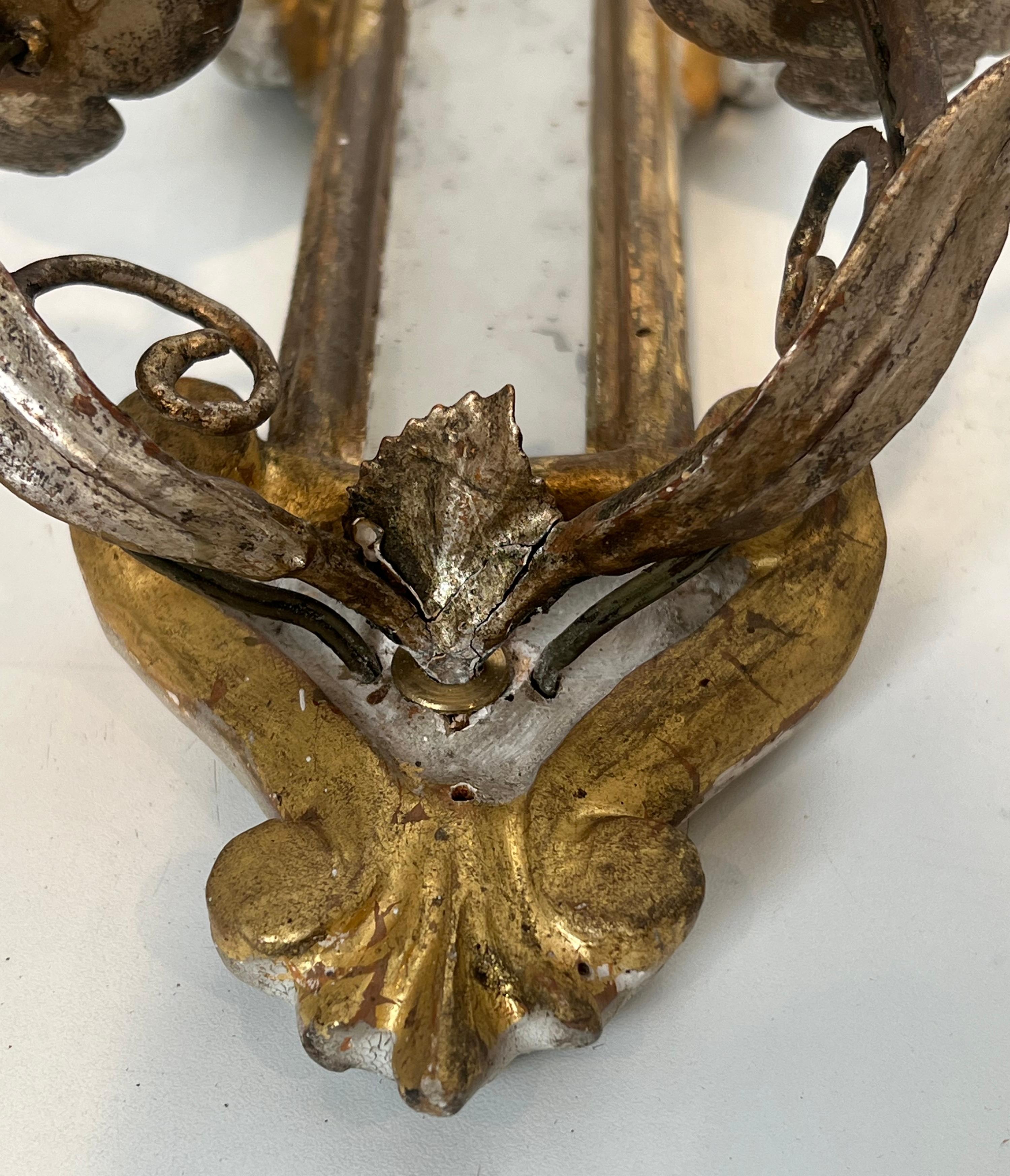 Pareja de apliques de madera tallada patinada, plateada y dorada con espejo en venta 8
