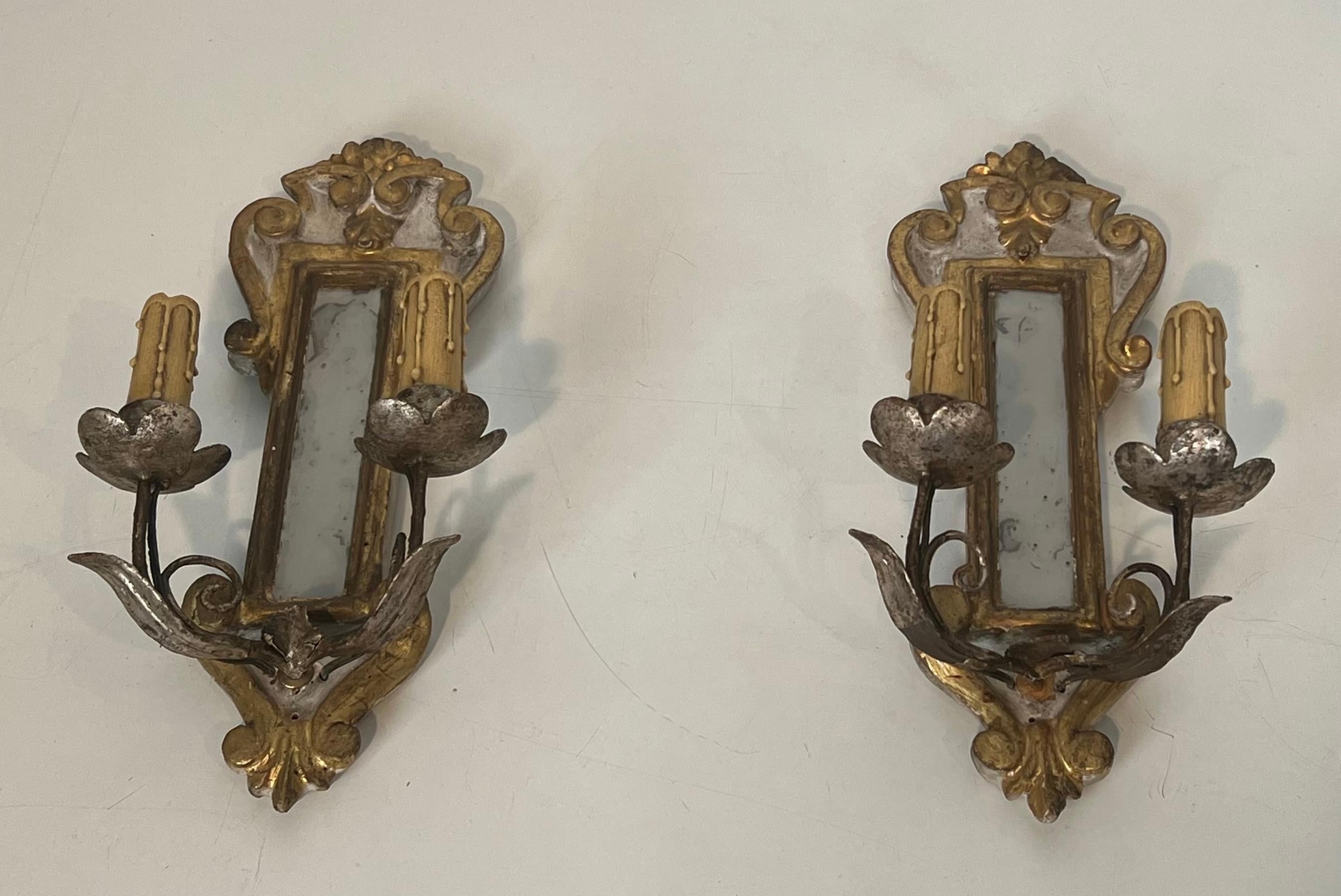 Pareja de apliques de madera tallada patinada, plateada y dorada con espejo en venta 9