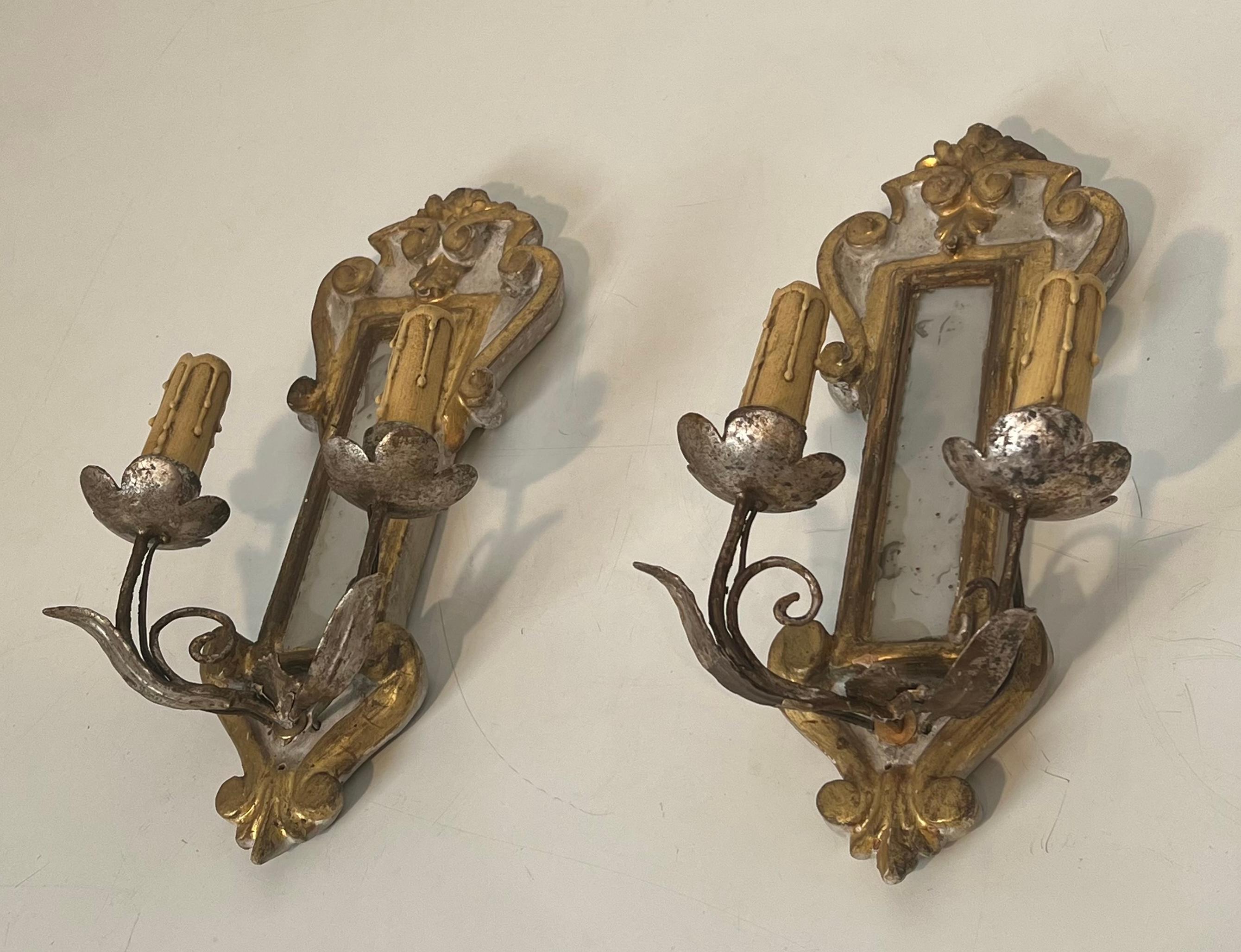 Pareja de apliques de madera tallada patinada, plateada y dorada con espejo en venta 10