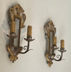 Ein Paar patinierte, versilberte und vergoldete Wandleuchten aus Holz mit einem Spiegel