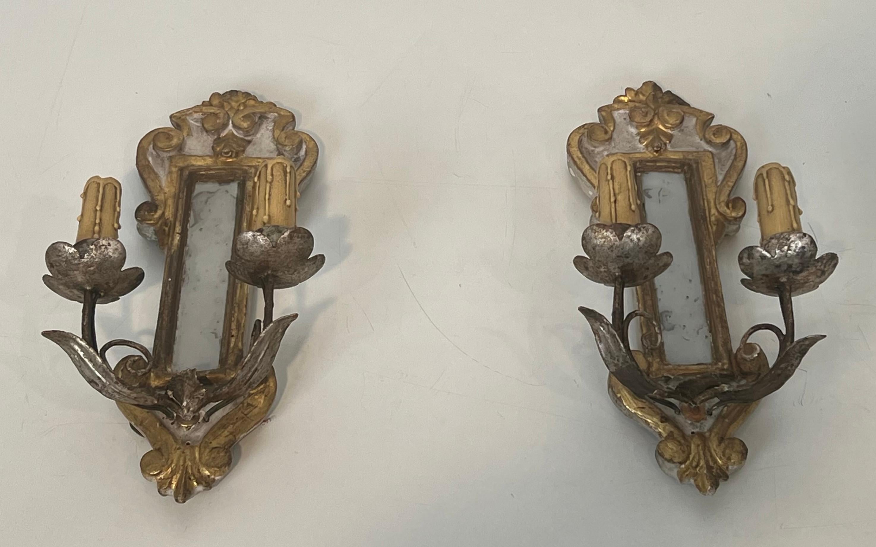 Pareja de apliques de madera tallada patinada, plateada y dorada con espejo Rococó en venta