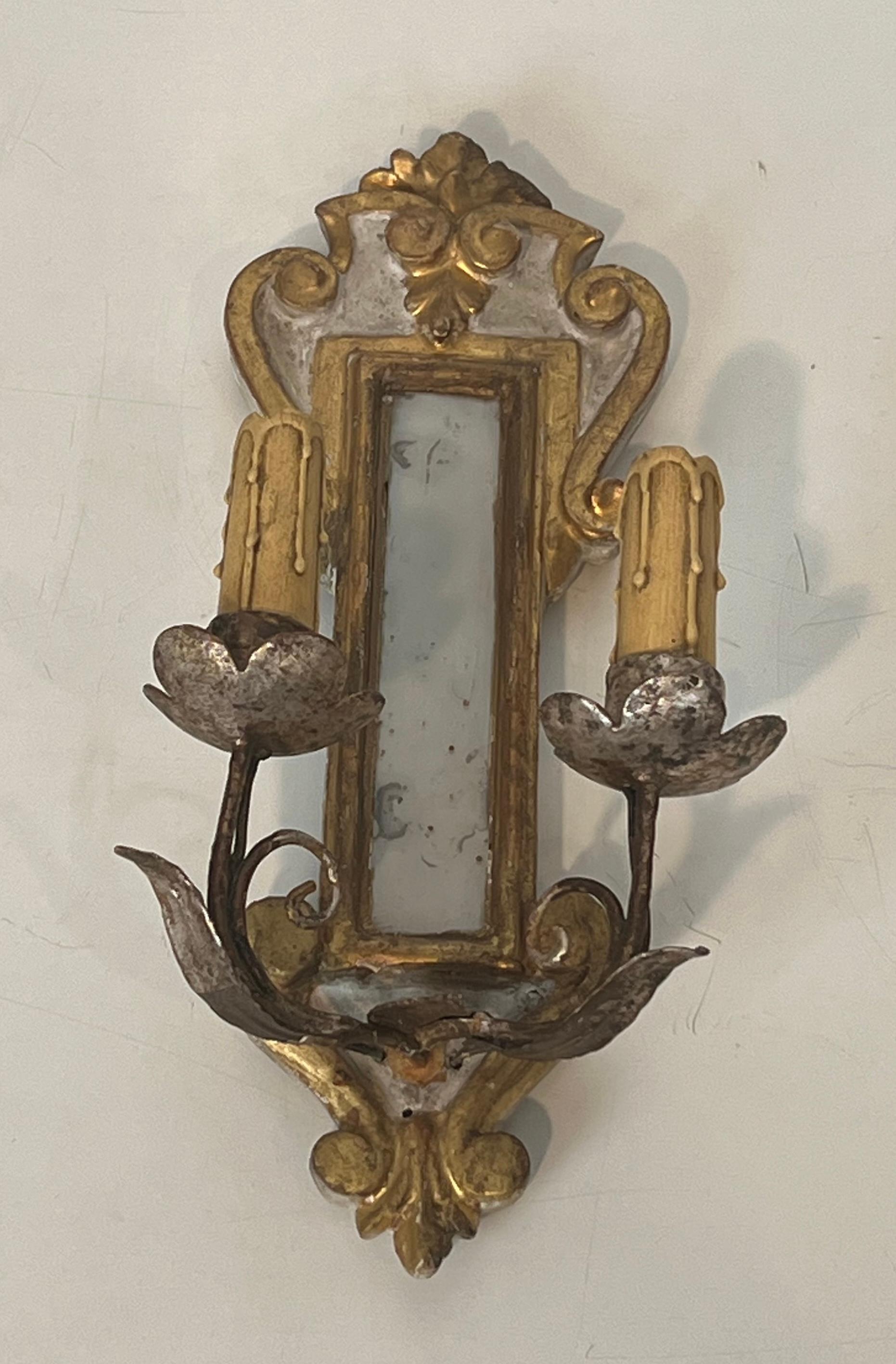 Pareja de apliques de madera tallada patinada, plateada y dorada con espejo Francés en venta