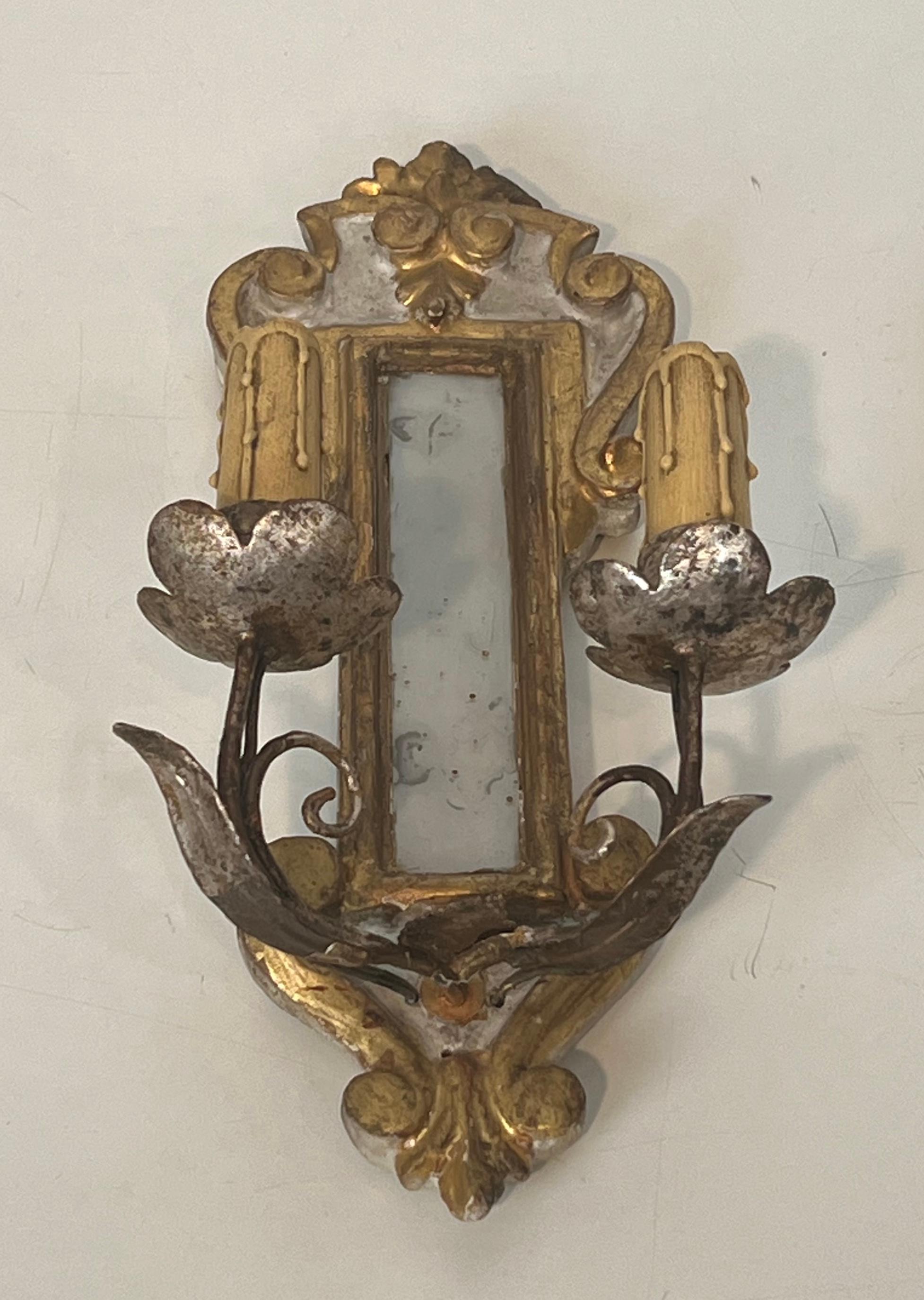Pareja de apliques de madera tallada patinada, plateada y dorada con espejo Dorado en venta