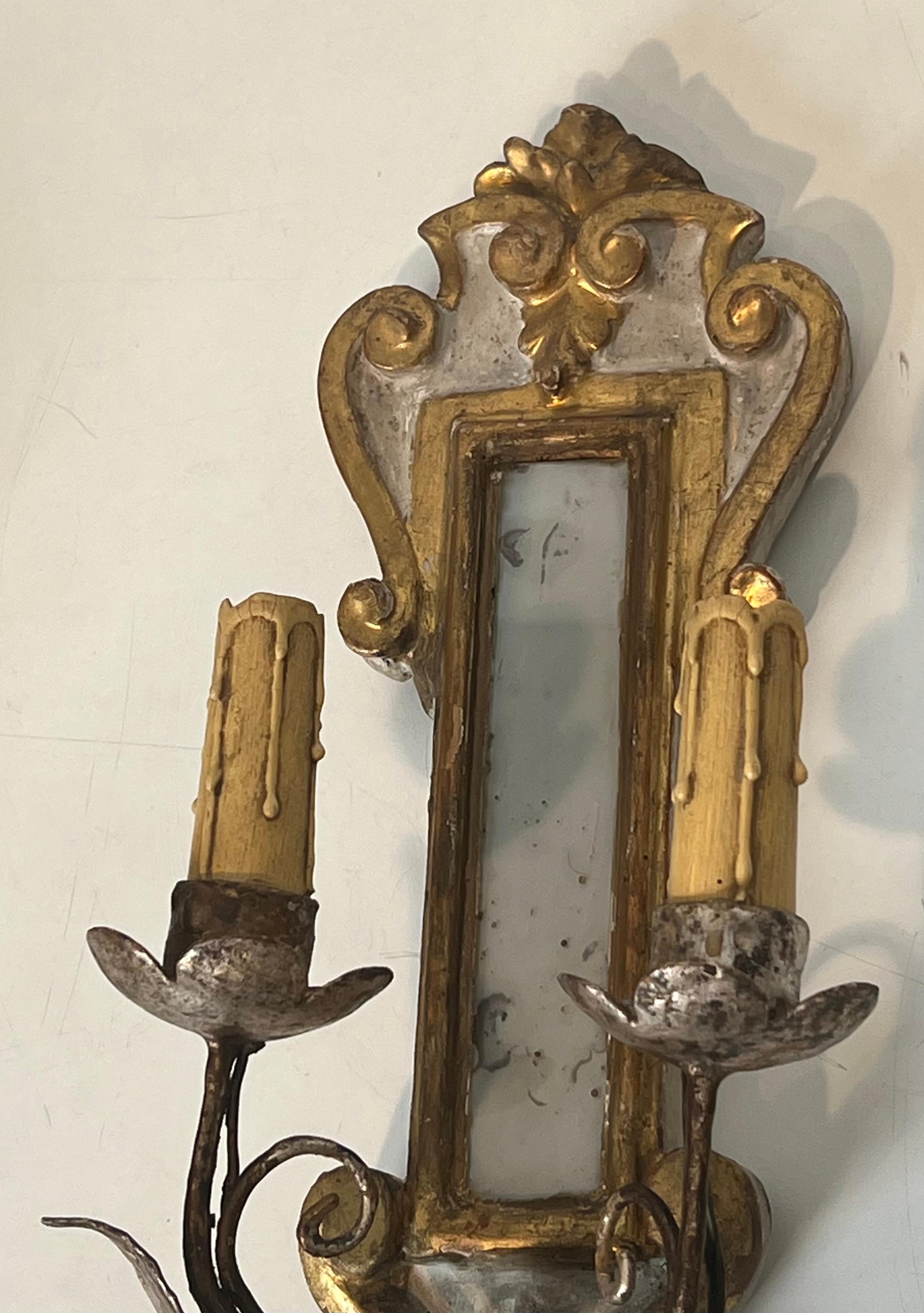 Pareja de apliques de madera tallada patinada, plateada y dorada con espejo mediados del siglo XX en venta