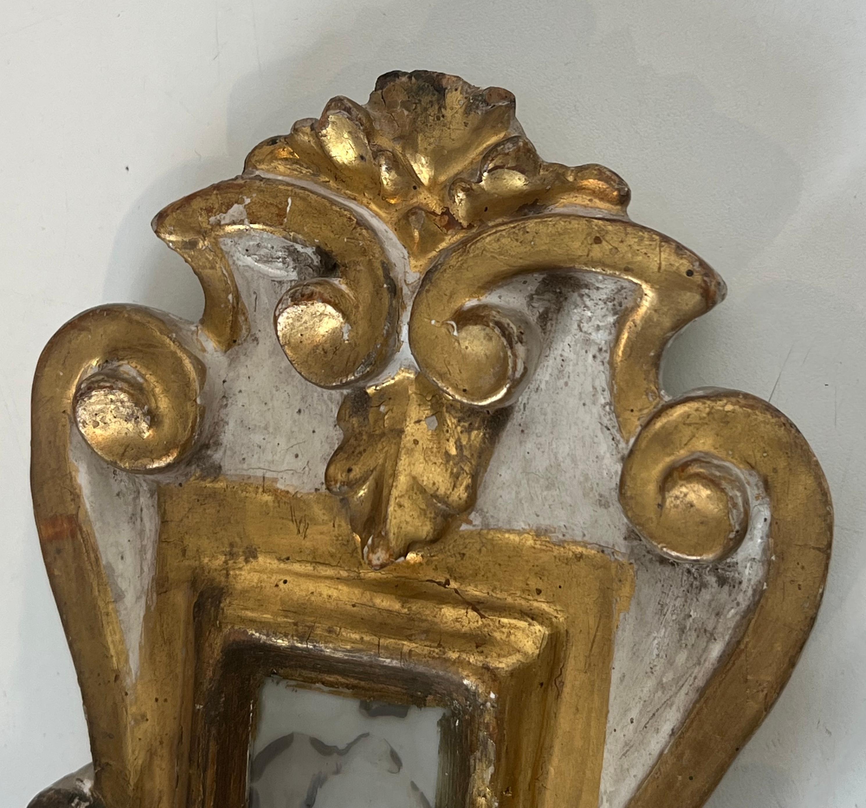 Pareja de apliques de madera tallada patinada, plateada y dorada con espejo Madera en venta
