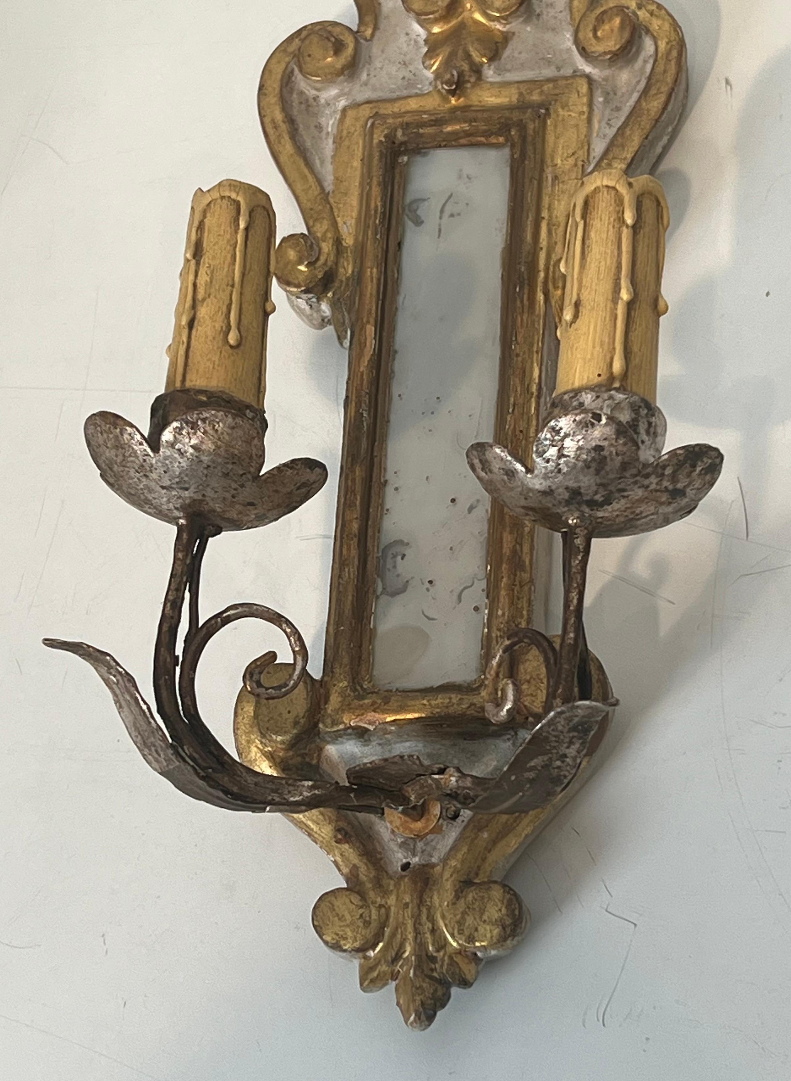 Pareja de apliques de madera tallada patinada, plateada y dorada con espejo en venta 1