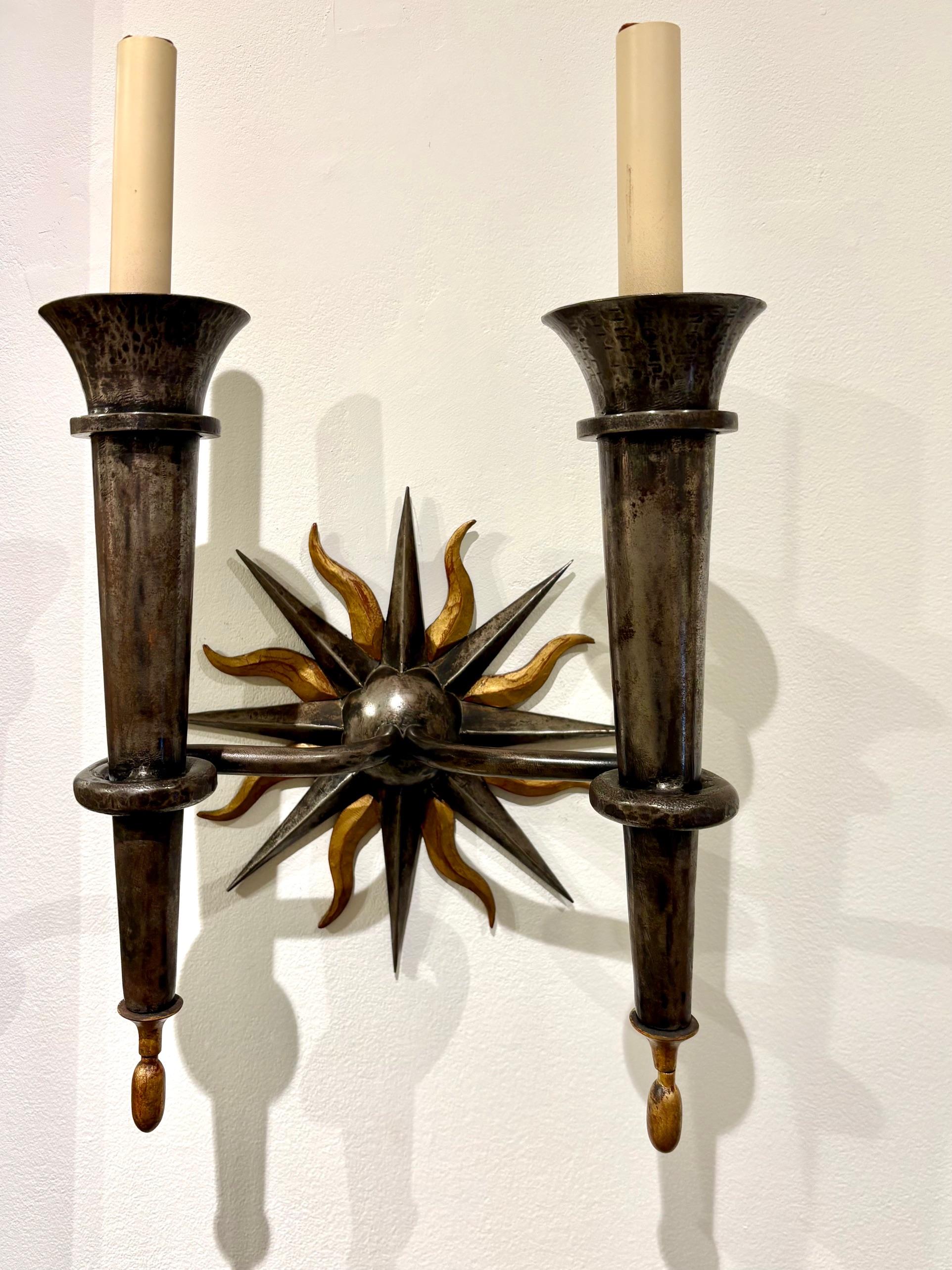 Pareja De Apliques De Dos Luces De Acero Patinado Estilo Gilbert Poillerat Francés en venta