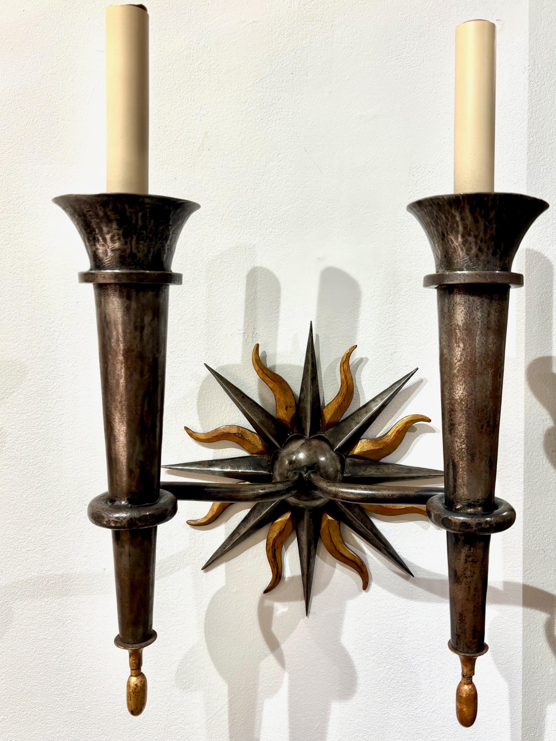 Pareja De Apliques De Dos Luces De Acero Patinado Estilo Gilbert Poillerat en Bueno estado para la venta en Montreal, QC
