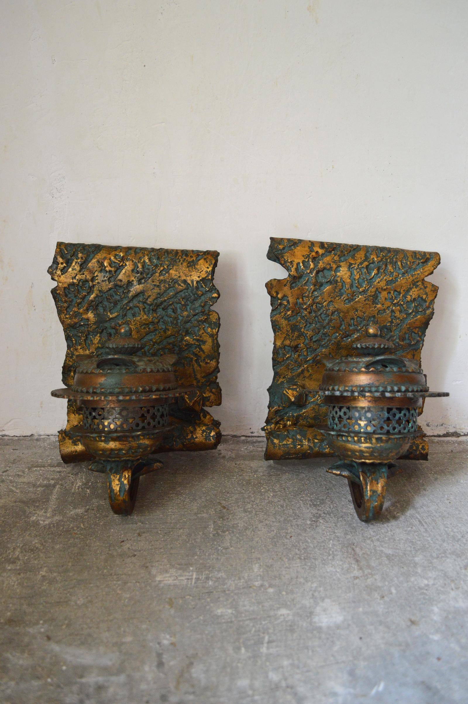 Magnificent pair of wall lights.

Wrought iron with antique bronze patina.
Handcrafted, unique objects.

In the spirit of the Anglo-Saxon Arts & Crafts / Mission movements, France, 1970s.

In very good condition. Not electrified.

Dimensions:
Height