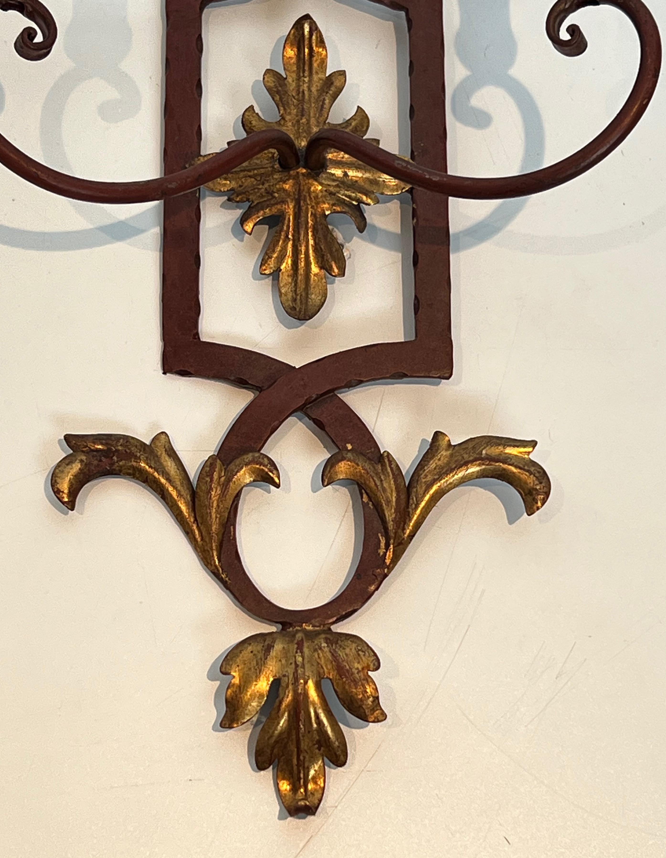 Pareja de Apliques de Hierro Forjado Patinado y Madera con Hojas de Acanto Doradas en venta 2