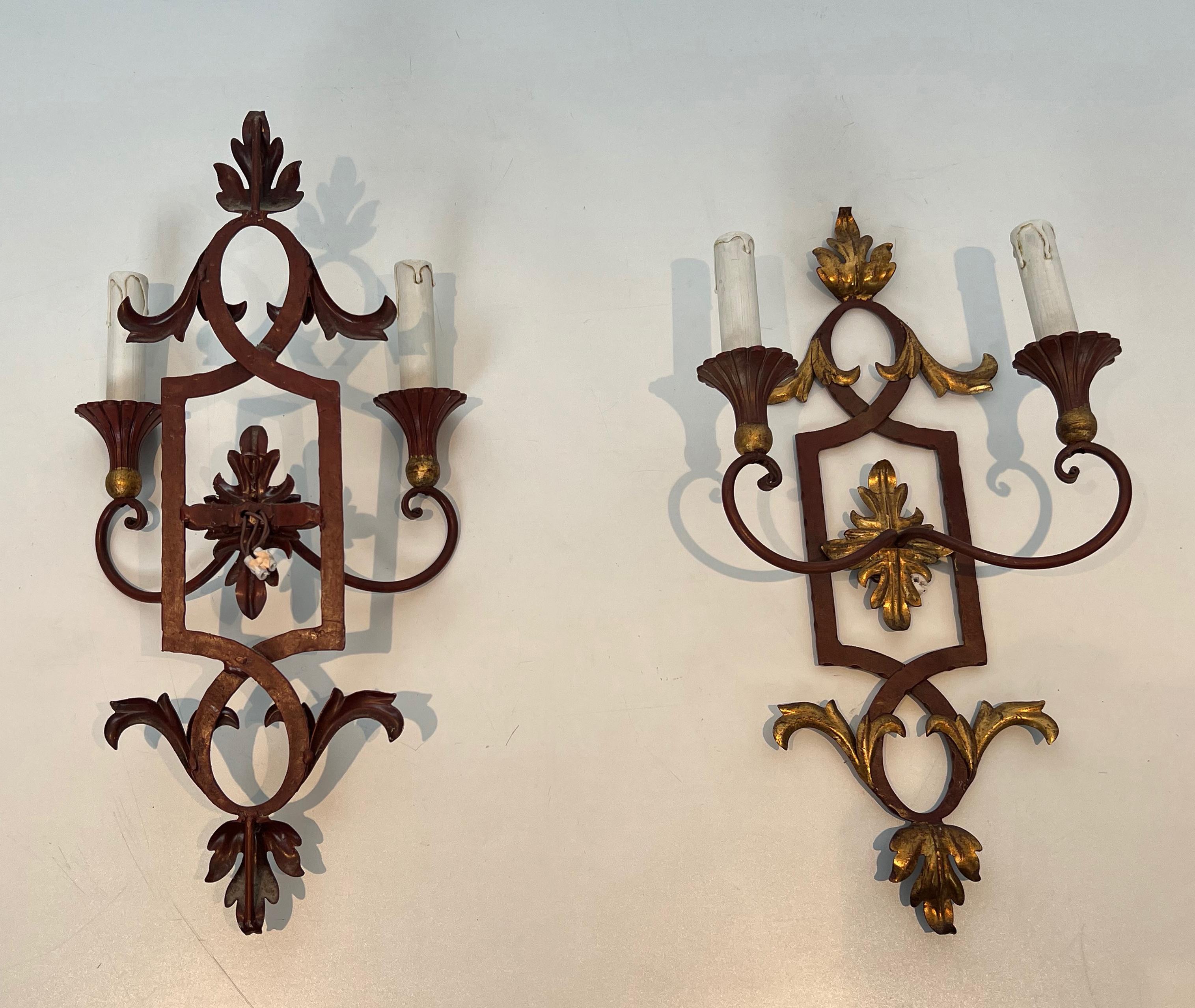 Pareja de Apliques de Hierro Forjado Patinado y Madera con Hojas de Acanto Doradas en venta 3