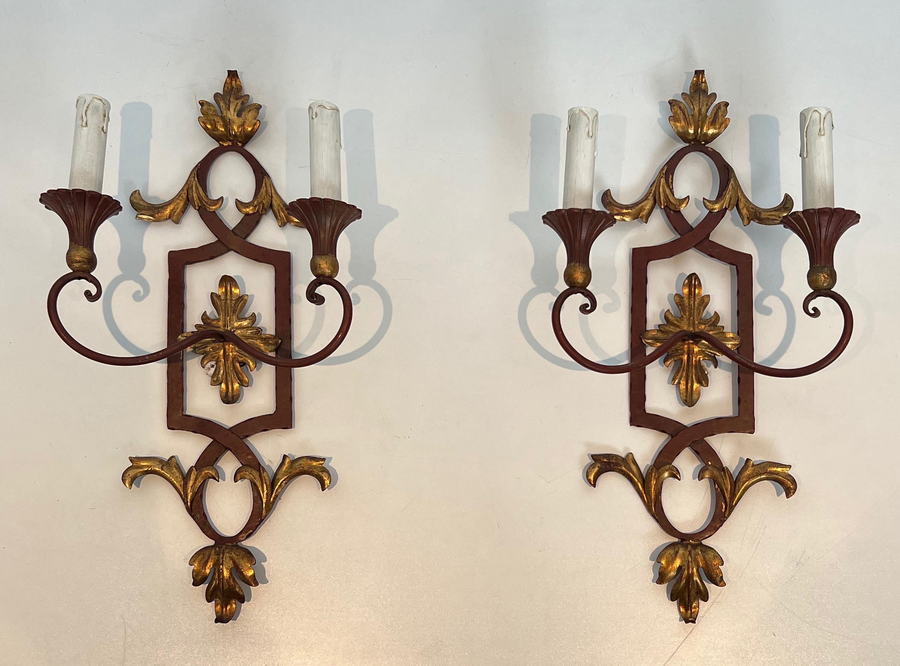 Pareja de Apliques de Hierro Forjado Patinado y Madera con Hojas de Acanto Doradas en venta 4