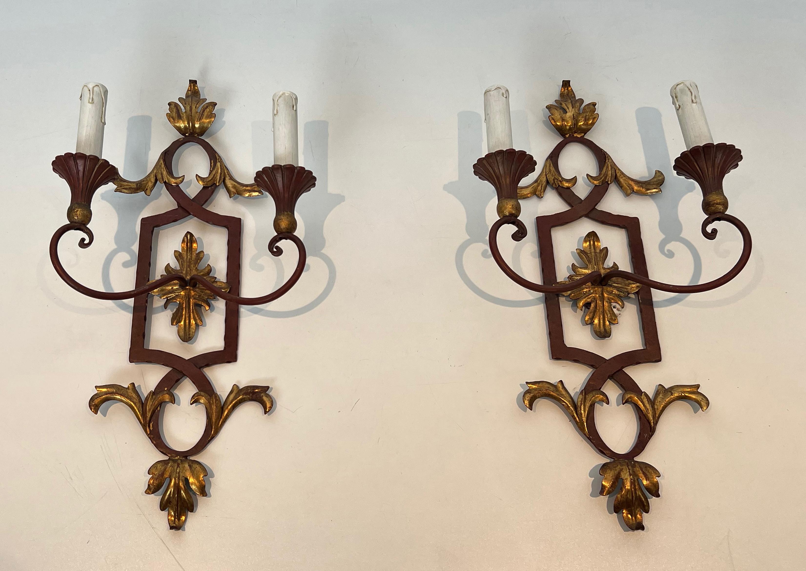 Pareja de Apliques de Hierro Forjado Patinado y Madera con Hojas de Acanto Doradas en venta 5