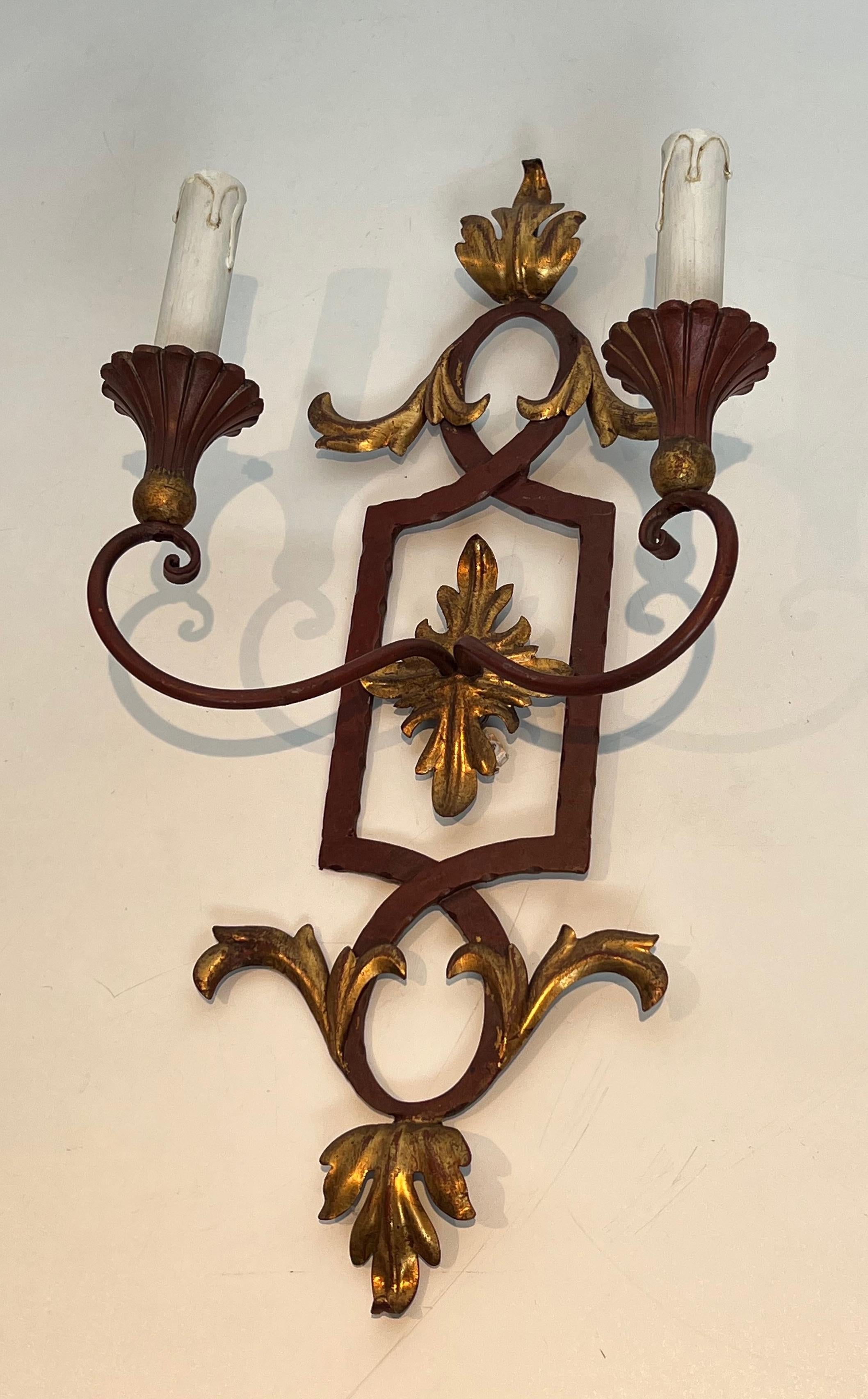 Pareja de Apliques de Hierro Forjado Patinado y Madera con Hojas de Acanto Doradas en venta 6