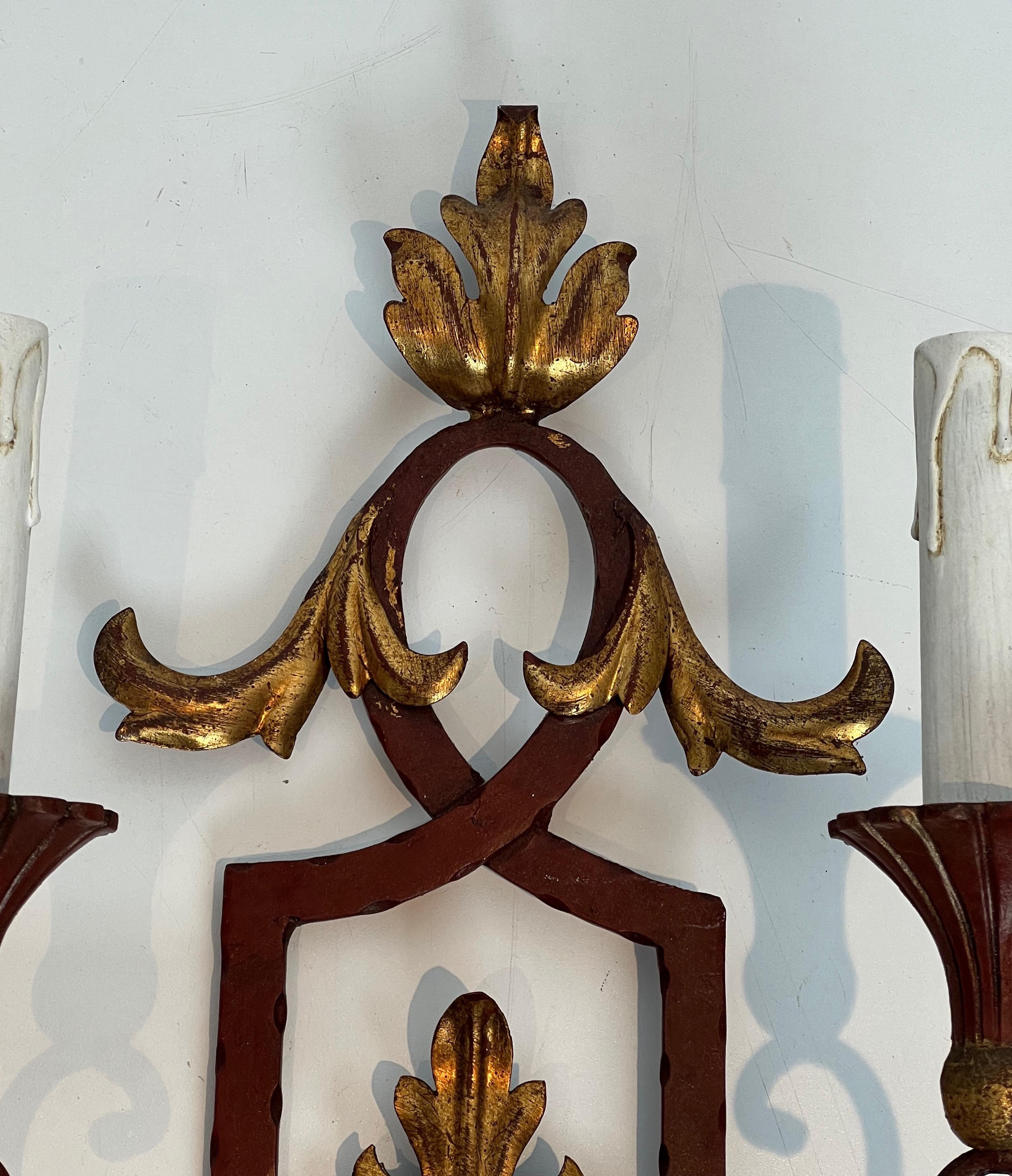 Pareja de Apliques de Hierro Forjado Patinado y Madera con Hojas de Acanto Doradas en venta 7