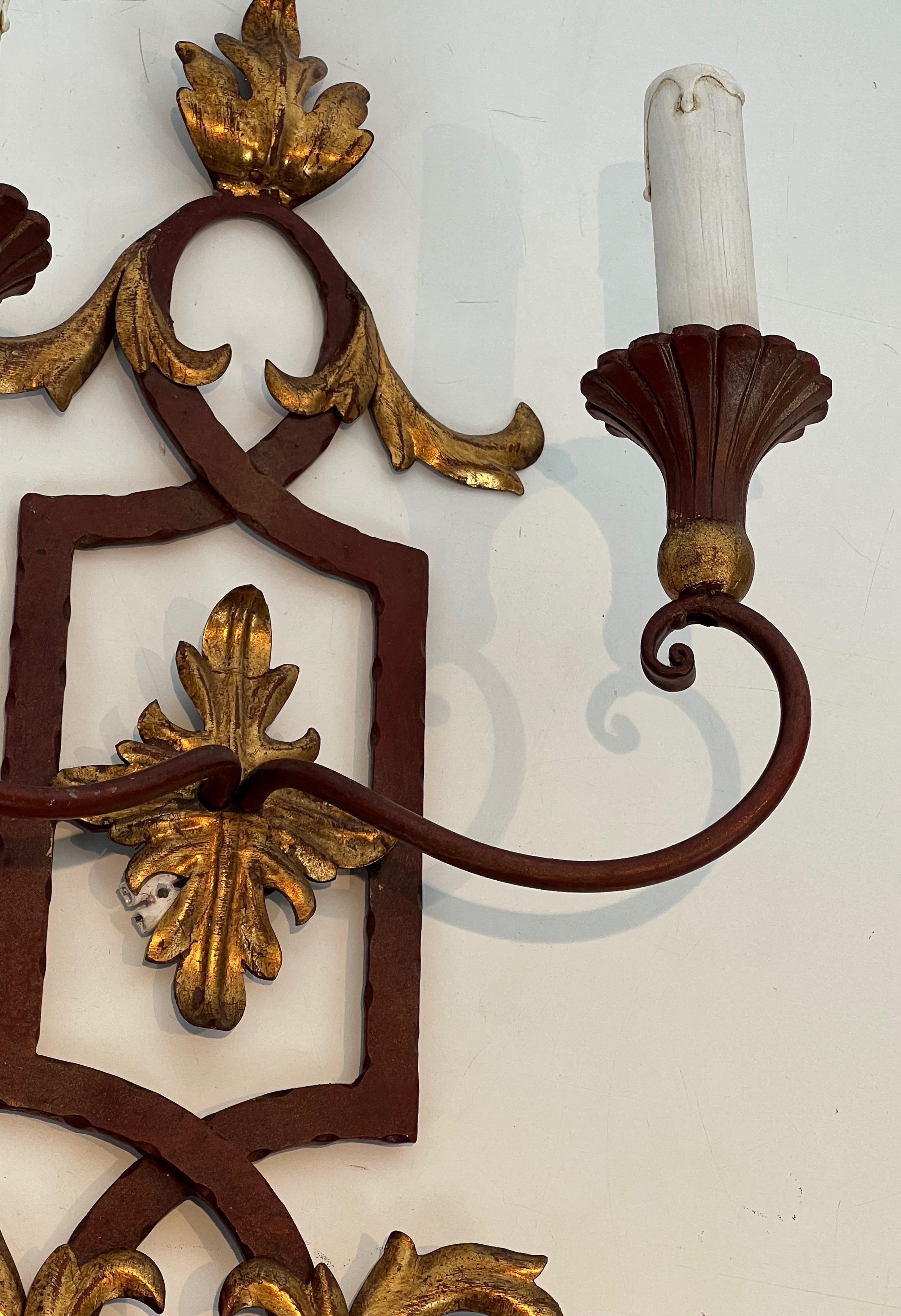 Pareja de Apliques de Hierro Forjado Patinado y Madera con Hojas de Acanto Doradas en venta 8