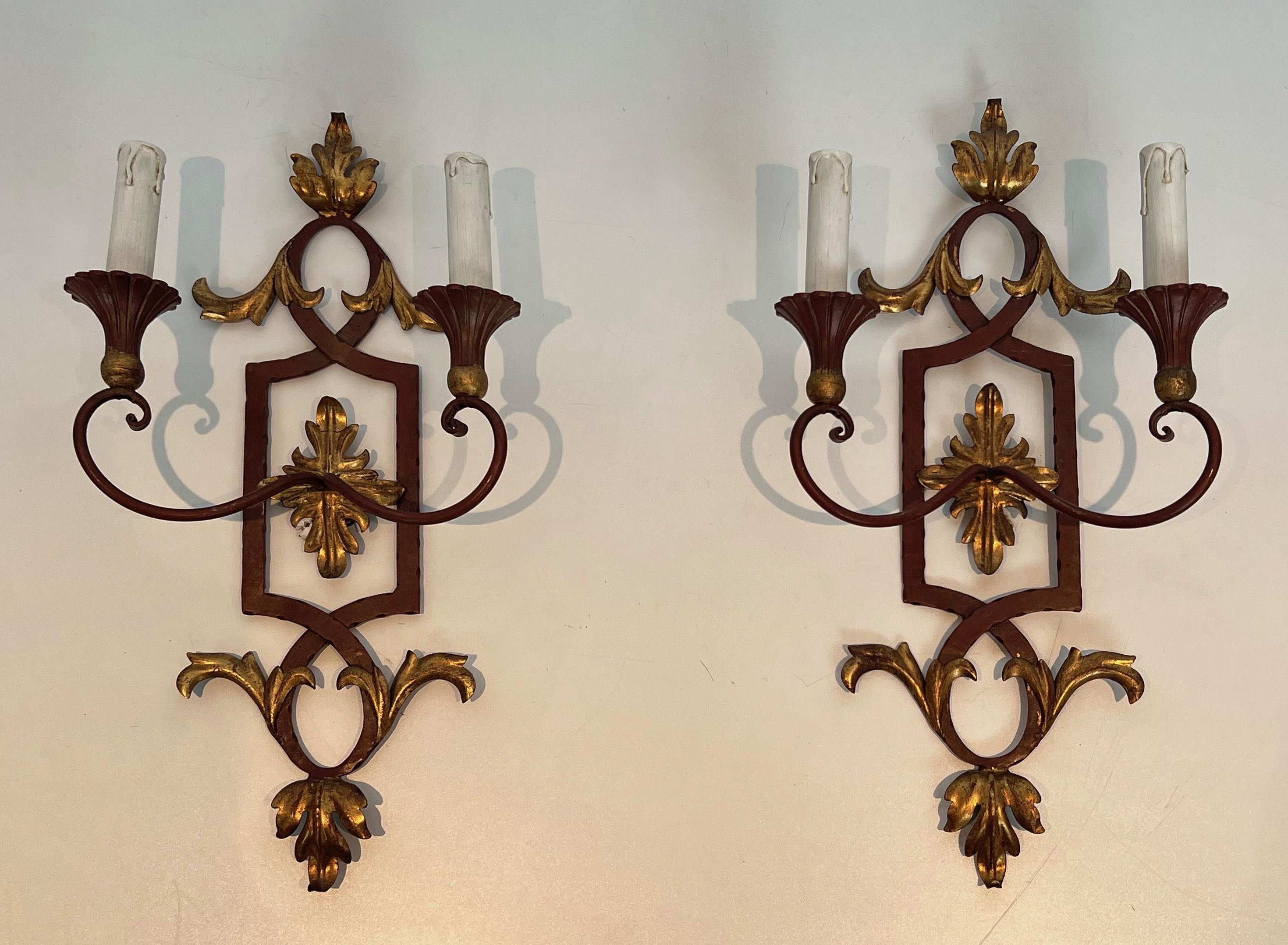 Pareja de Apliques de Hierro Forjado Patinado y Madera con Hojas de Acanto Doradas en venta 12