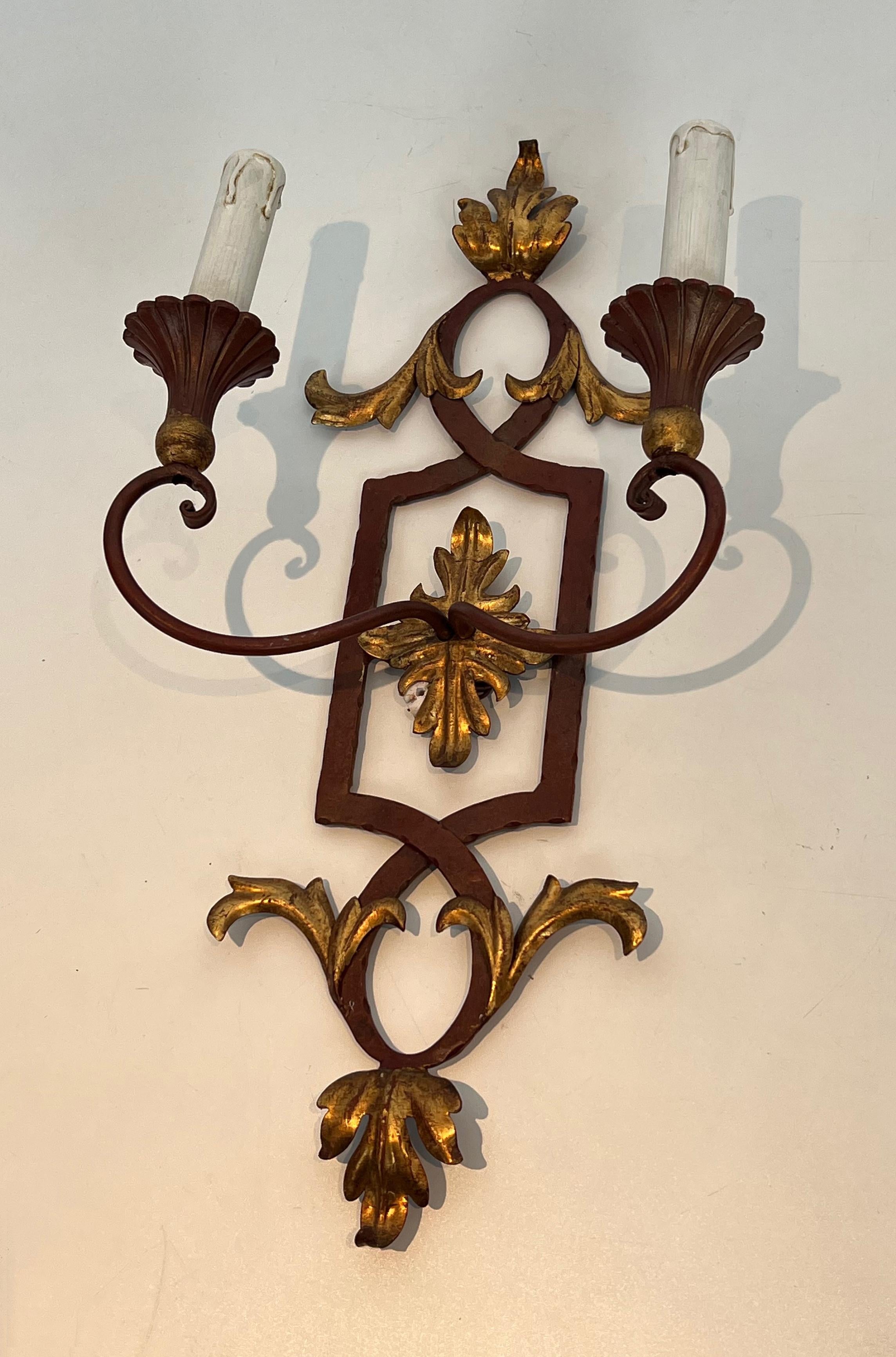 Pareja de Apliques de Hierro Forjado Patinado y Madera con Hojas de Acanto Doradas Dorado en venta