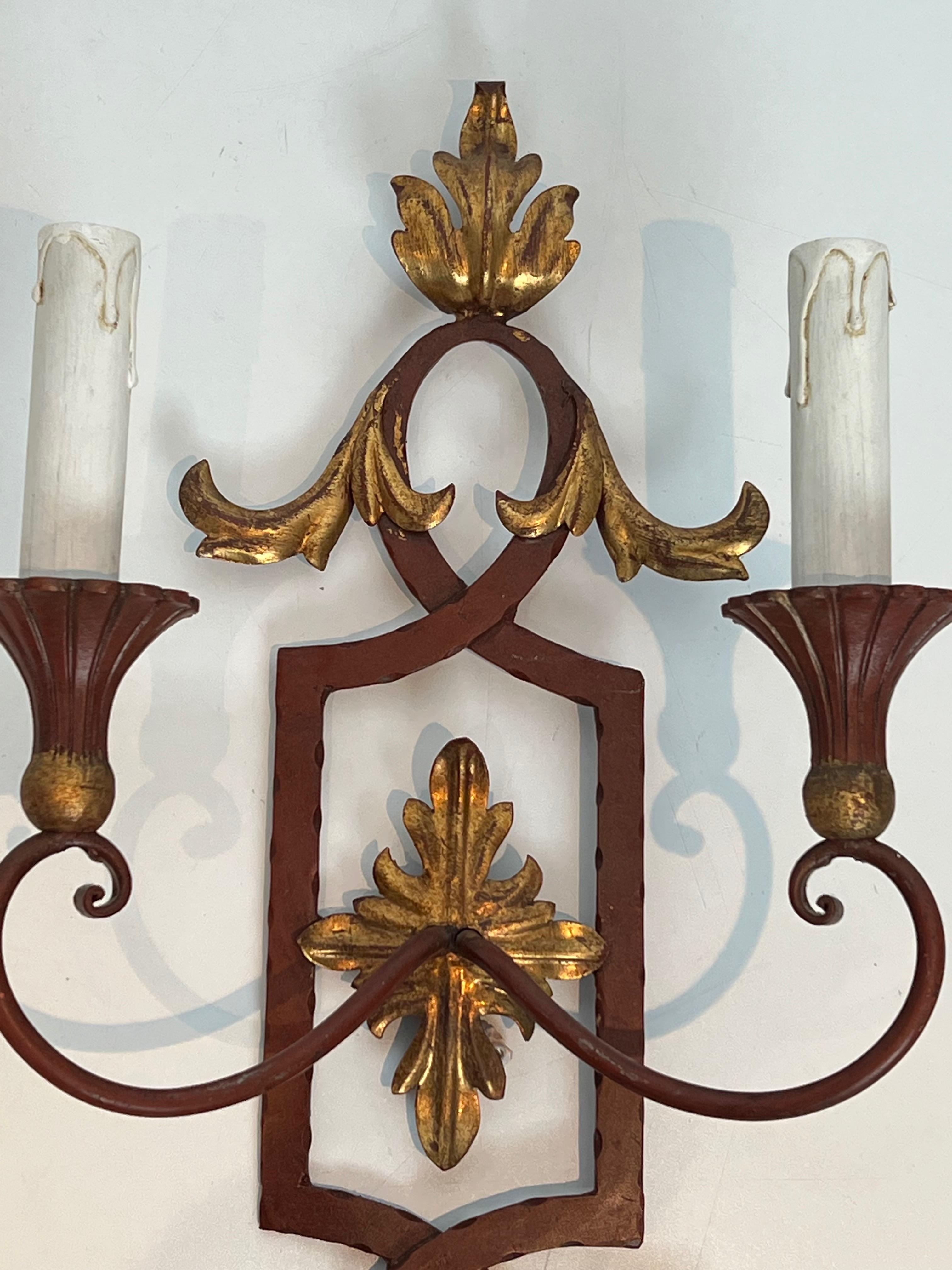 Pareja de Apliques de Hierro Forjado Patinado y Madera con Hojas de Acanto Doradas mediados del siglo XX en venta