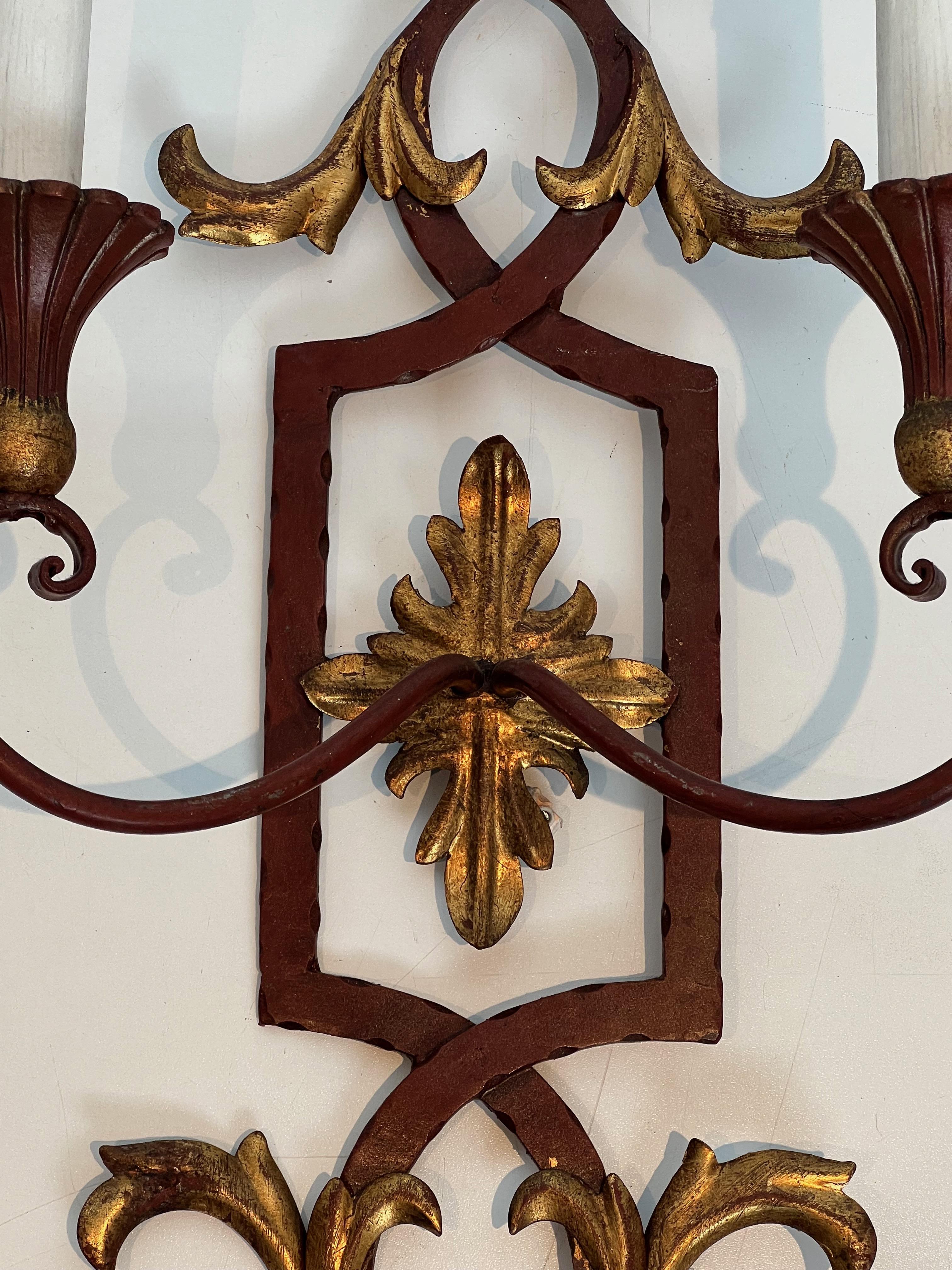 Pareja de Apliques de Hierro Forjado Patinado y Madera con Hojas de Acanto Doradas en venta 1