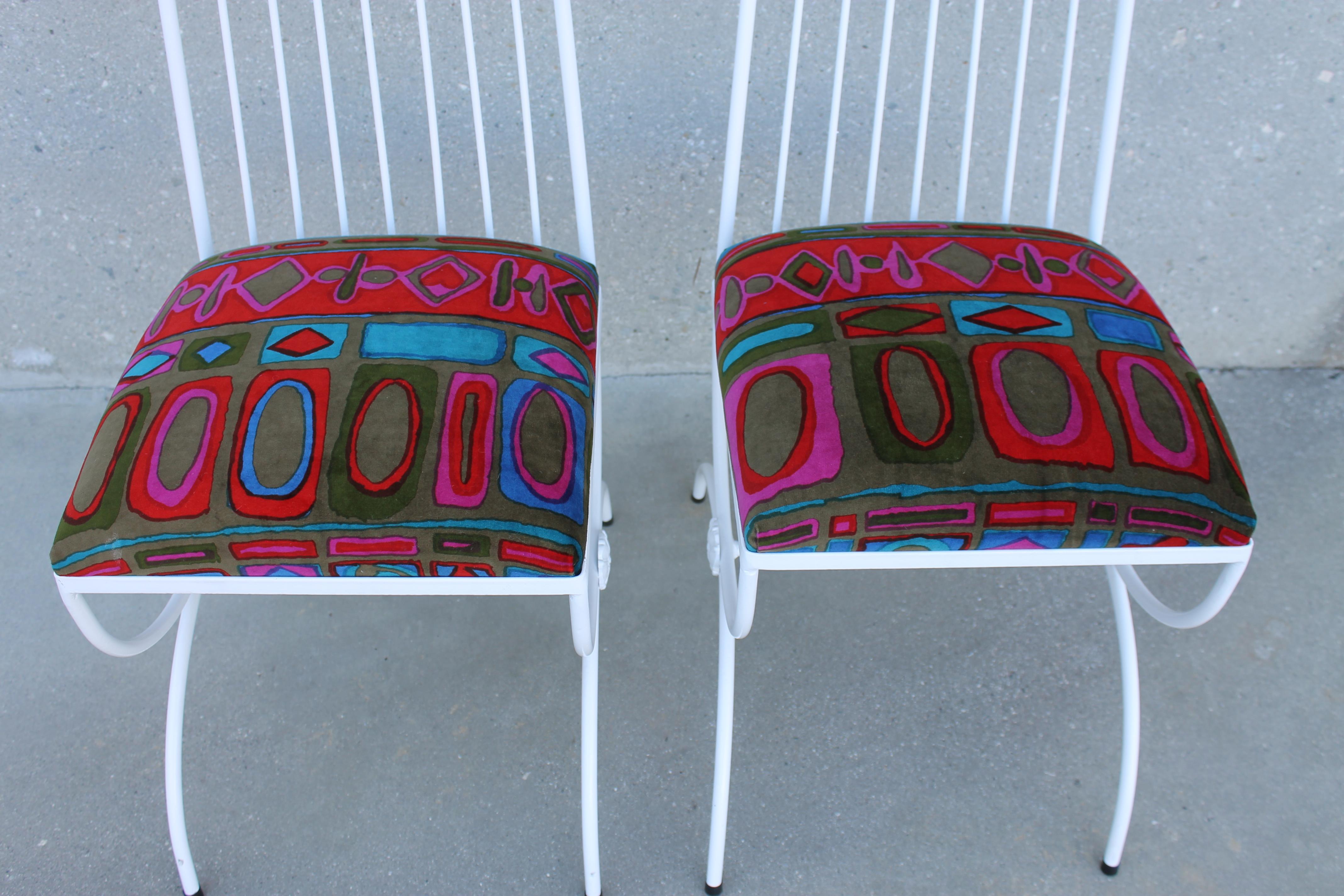 Milieu du XXe siècle Paire de chaises de patio avec tissu Jack Lenor Larsen en vente