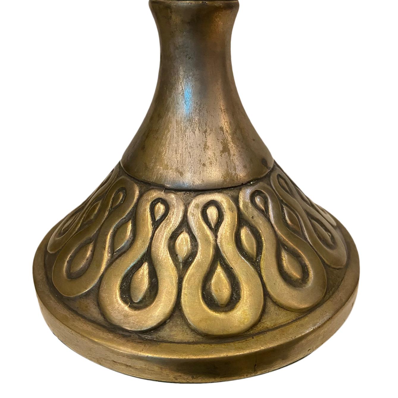 Paire de lampes en laiton à motifs Bon état - En vente à New York, NY