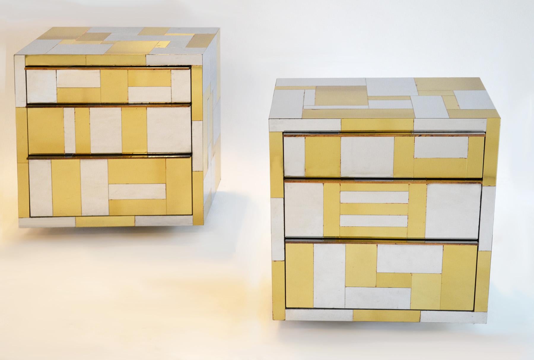 Pareja de mesillas de noche flotantes Cityscape de Paul Evans para Directional, EE.UU. Años 70
Azulejos de latón y cromo sobre madera con la cara de chapa de madera en los tiradores, ambos firmados, uno en la parte inferior y otro en el lateral.