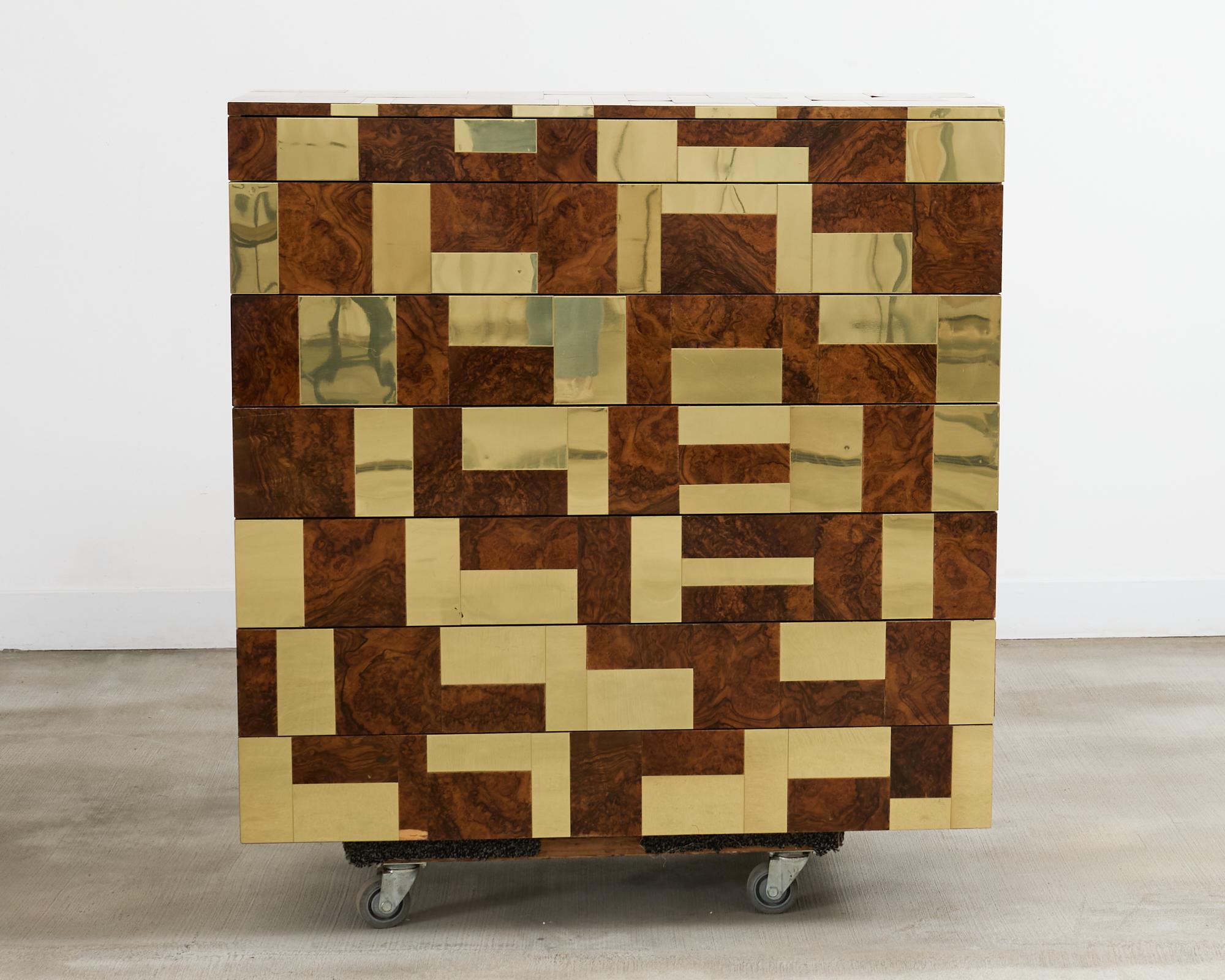 Ottone Coppia di armadietti in ottone in radica di Paul Evans firmati Cityscape in vendita