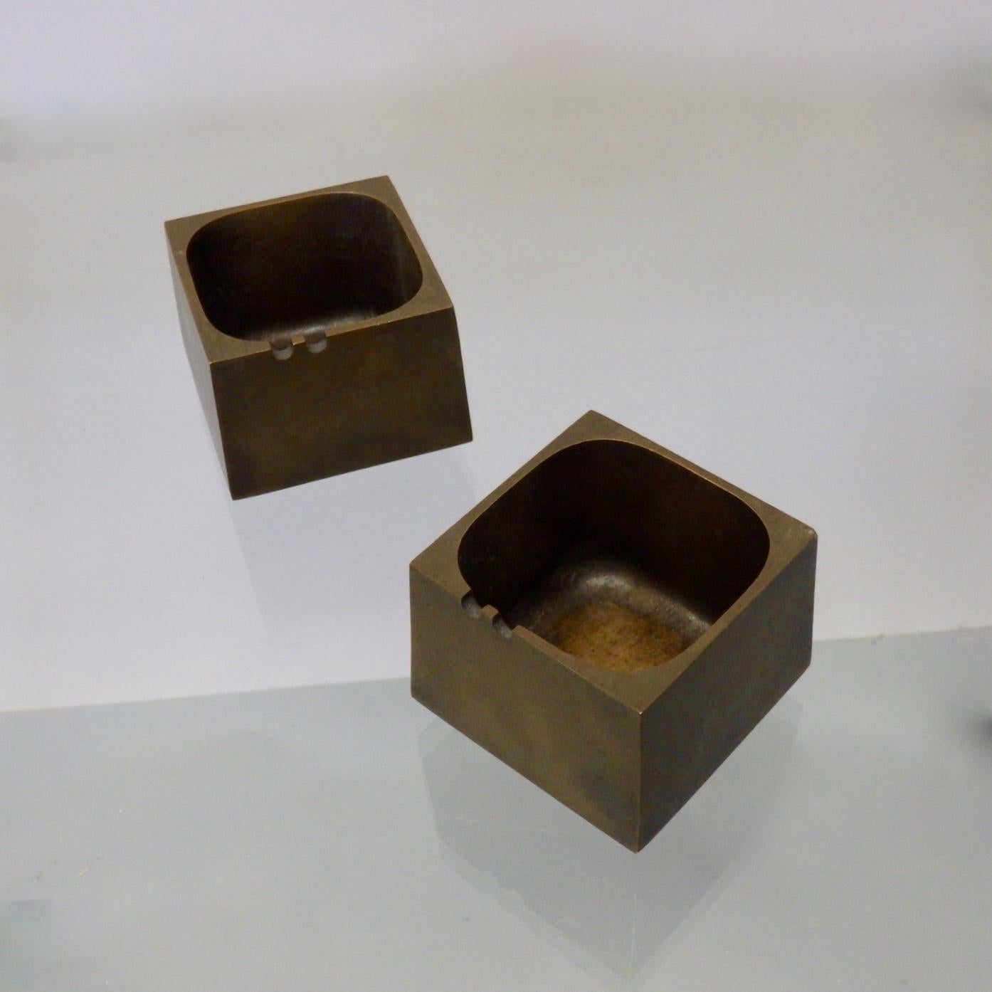 Pair of Paul Evans Style Cast Bronze Brutalist Ash Trays In Excellent Condition In Ferndale, MI