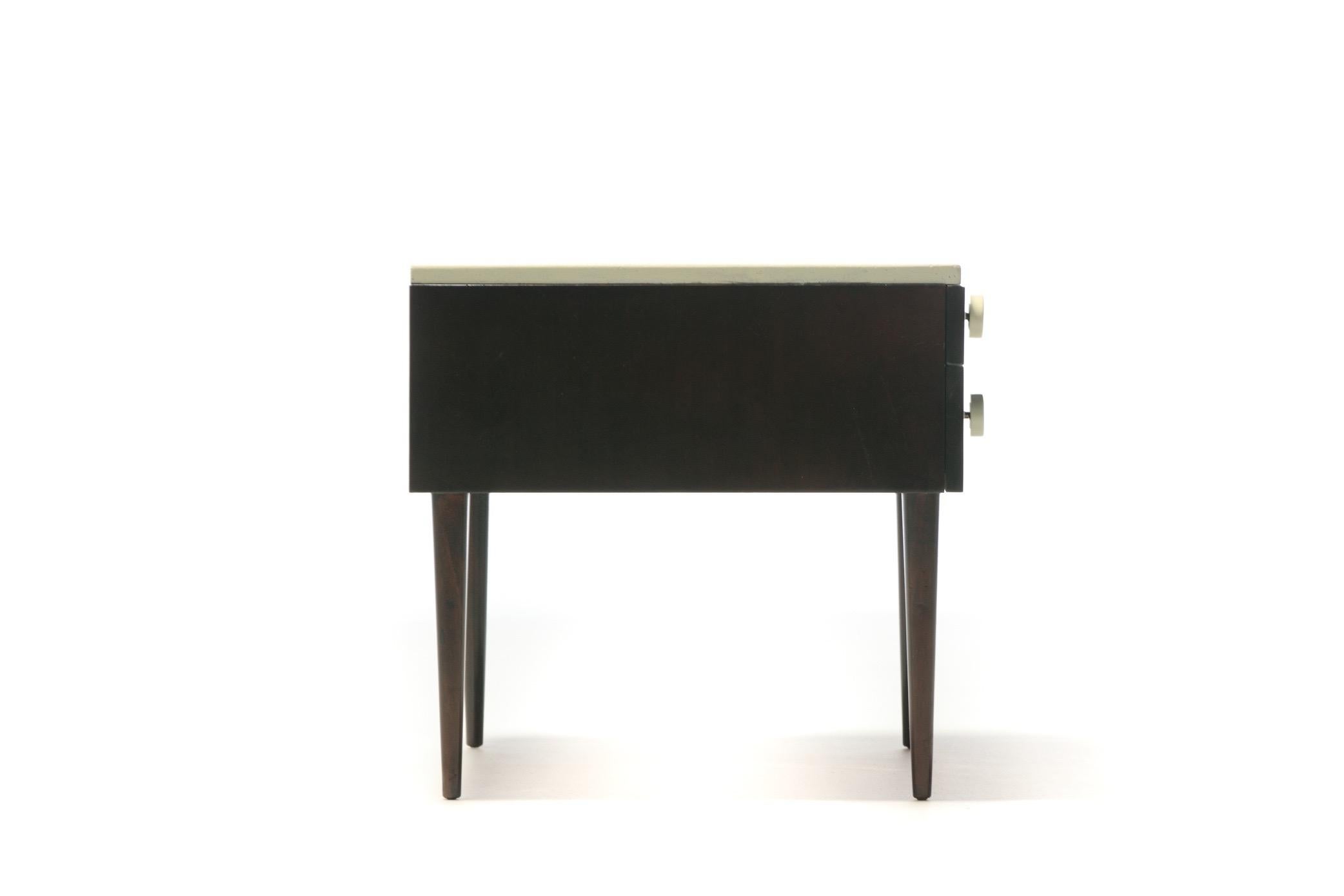 Paire de tables de nuit ou tables d'appoint en liège de Paul Frankl en noyer foncé et ivoire en vente 7