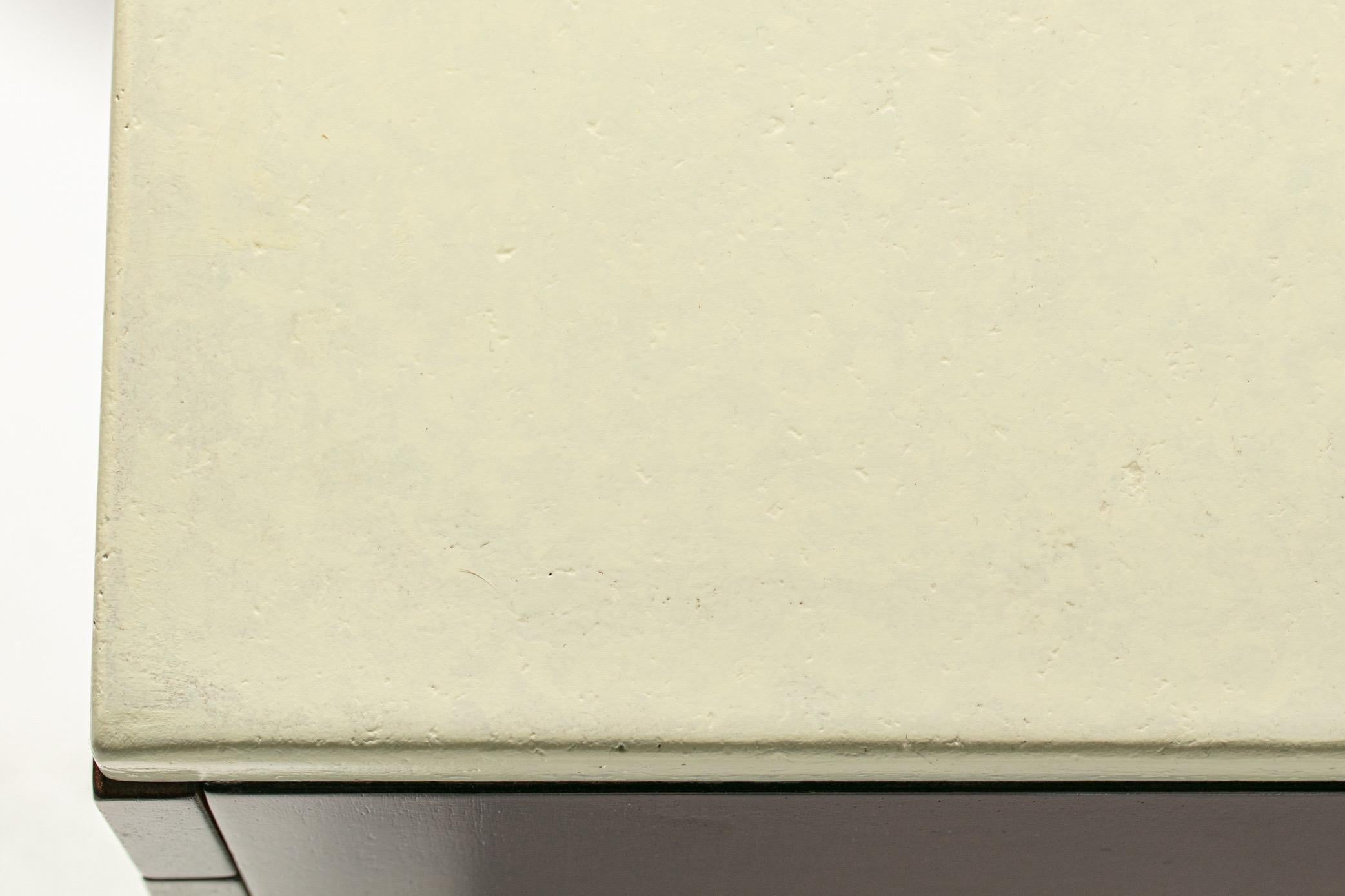 Ein Paar Nachttische oder Beistelltische mit Korkplatte von Paul Frankl aus dunklem Nussbaumholz und Elfenbein im Angebot 12
