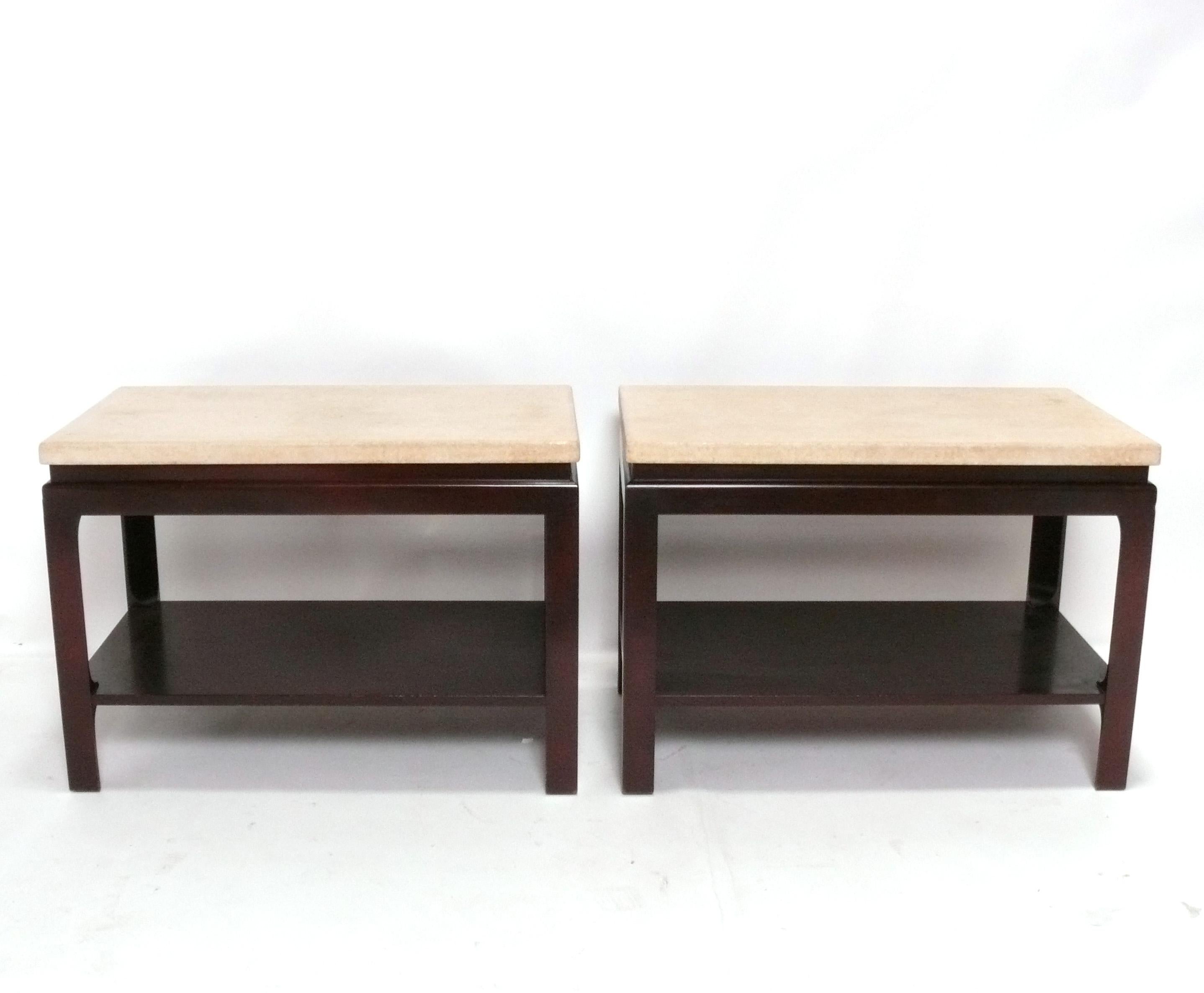 Zwei sauber ausgekleidete Tische mit Korkplatte, entworfen von Paul Frankl für Johnson Furniture Company, amerikanisch, um 1940. Sie wurden neu lackiert und sind sofort einsatzbereit.