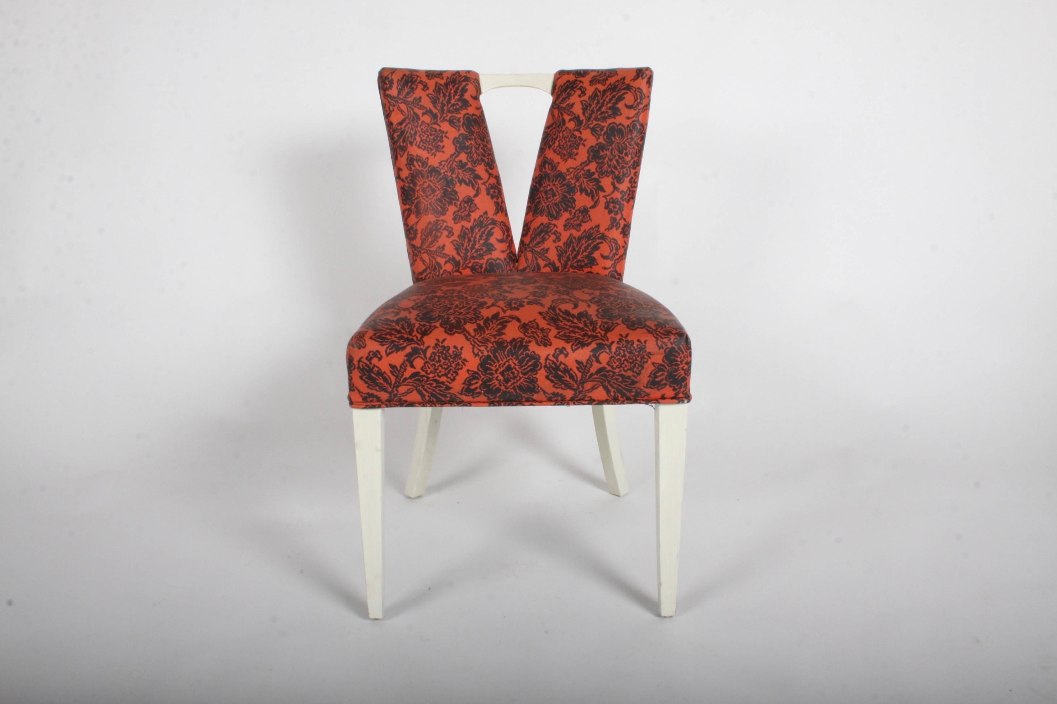 Paar von Paul Frankl für Johnson Furniture Co. Korsett- oder Esszimmerstühle sind auch als Stühle mit tiefem Ausschnitt oder V-Rücken bekannt. Die Stühle müssen neu gepolstert werden, der Preis beinhaltet das Nachpolstern des Holzes. Elegantes