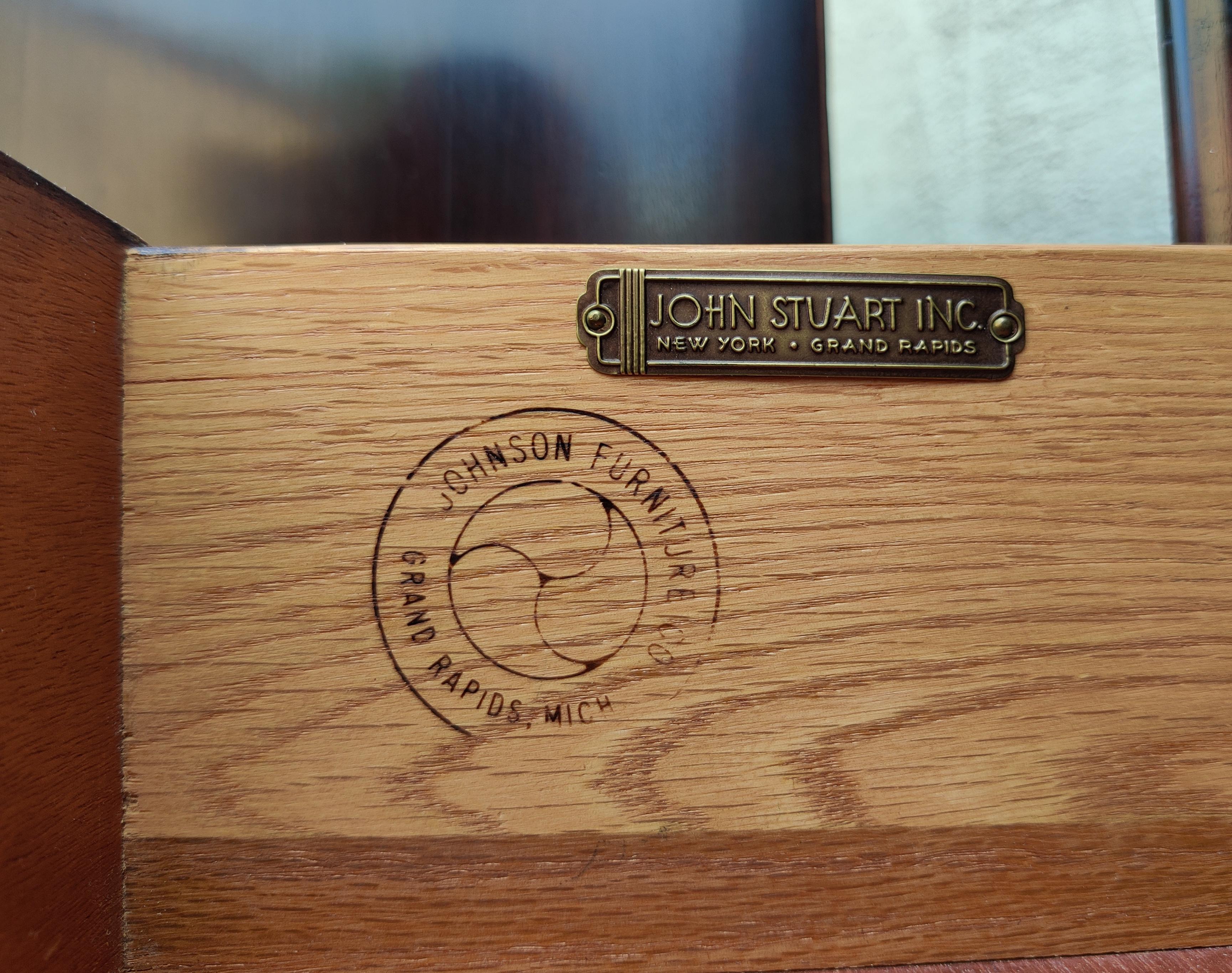 Pareja de mesillas de noche de caoba de Paul Frankl para Johnson Furniture y John Stuart en venta 6